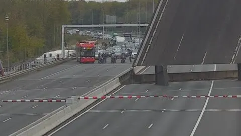 Verkeer uren vast door defecte afsluitbomen Schipholbrug