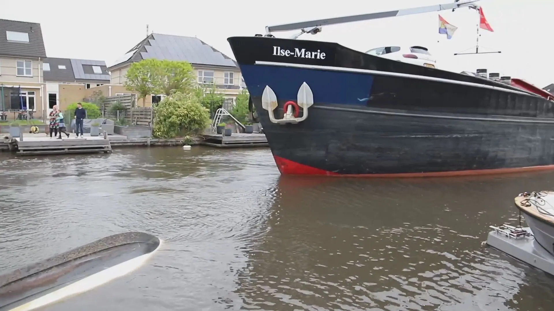 Schipper wordt onwel en vaart enorm vrachtschip een woonwijk binnen: 'Dit is echt bizar'