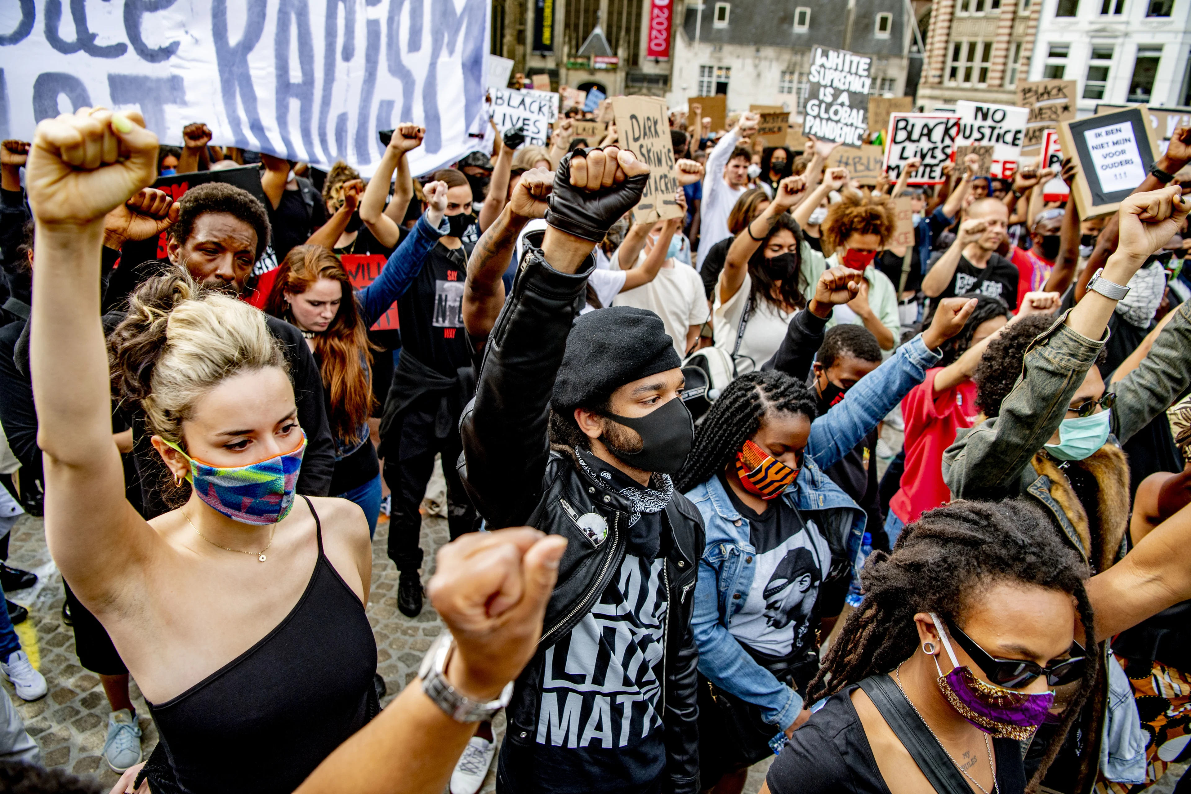 'Demonstreren mag, maar niet nu': zorgmedewerkers en ex-coronapatiënten geschokt na massaprotest