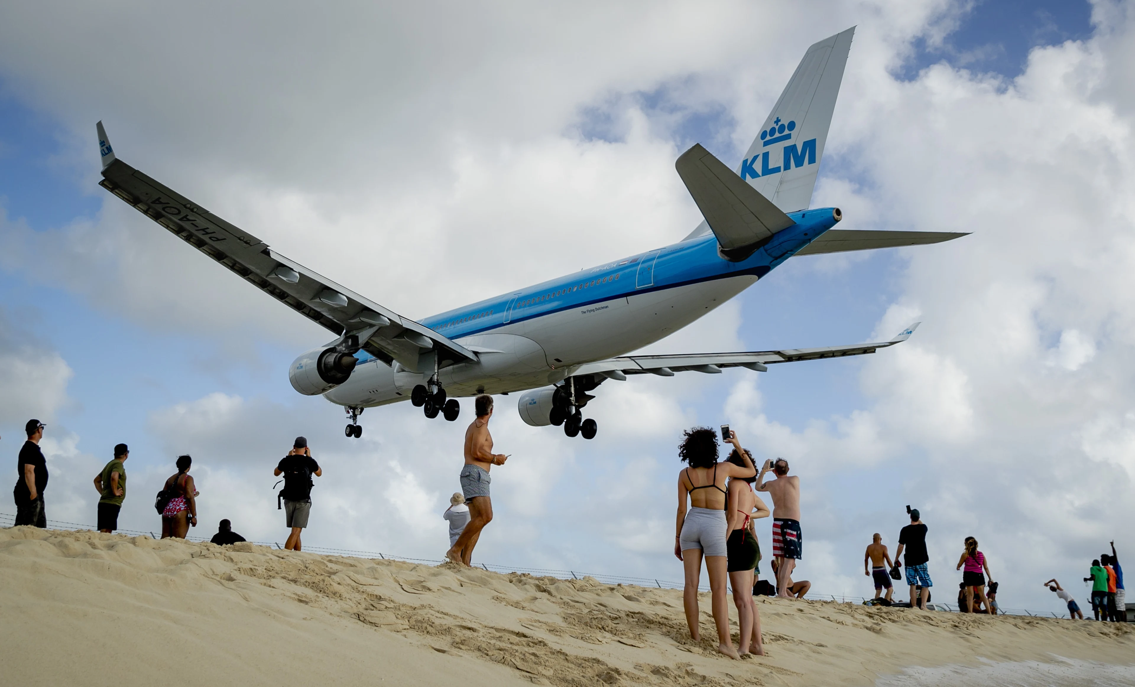 Caribische eilanden maken zich op voor orkaan, KLM-toestel keert om