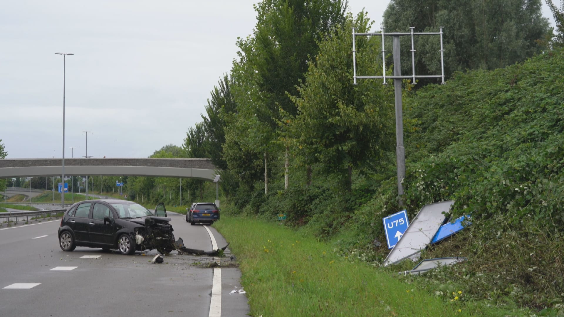 Auto vliegt door lucht en botst keihard tegen paal op N46