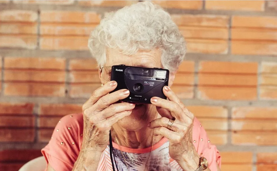 Oma moet foto's kleinkinderen van Facebook halen