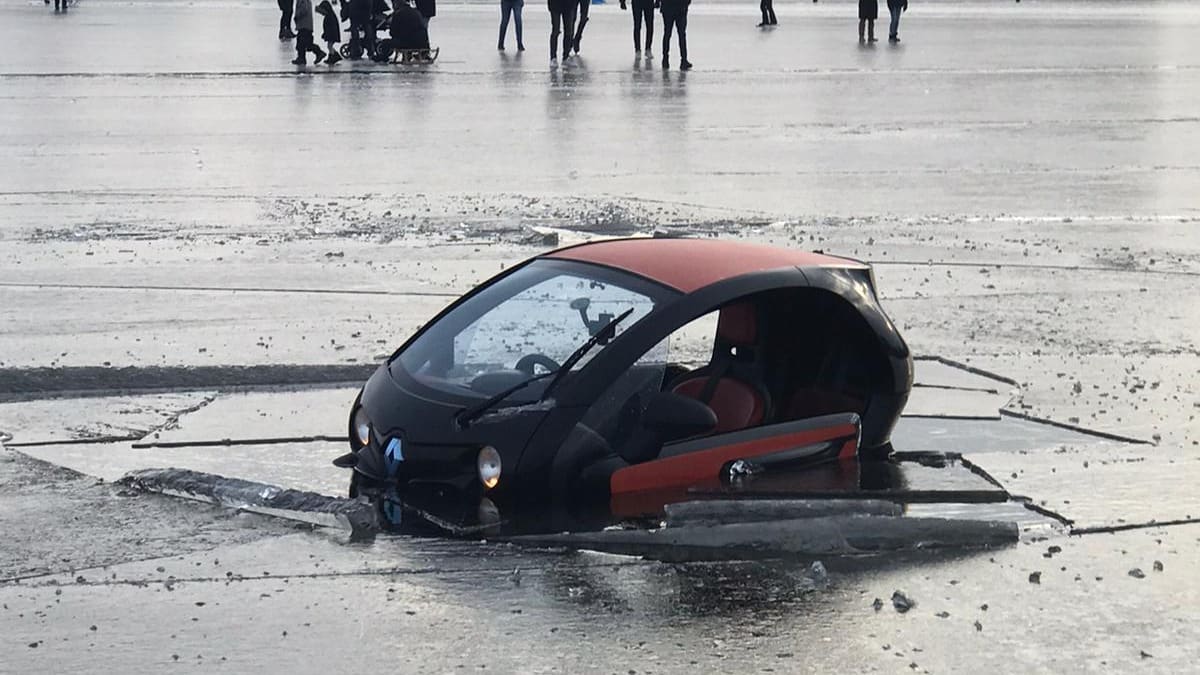 Door het ijs gezakte Twizy-bestuurder baalt van domme actie: ‘Wilde niemand tot last zijn’