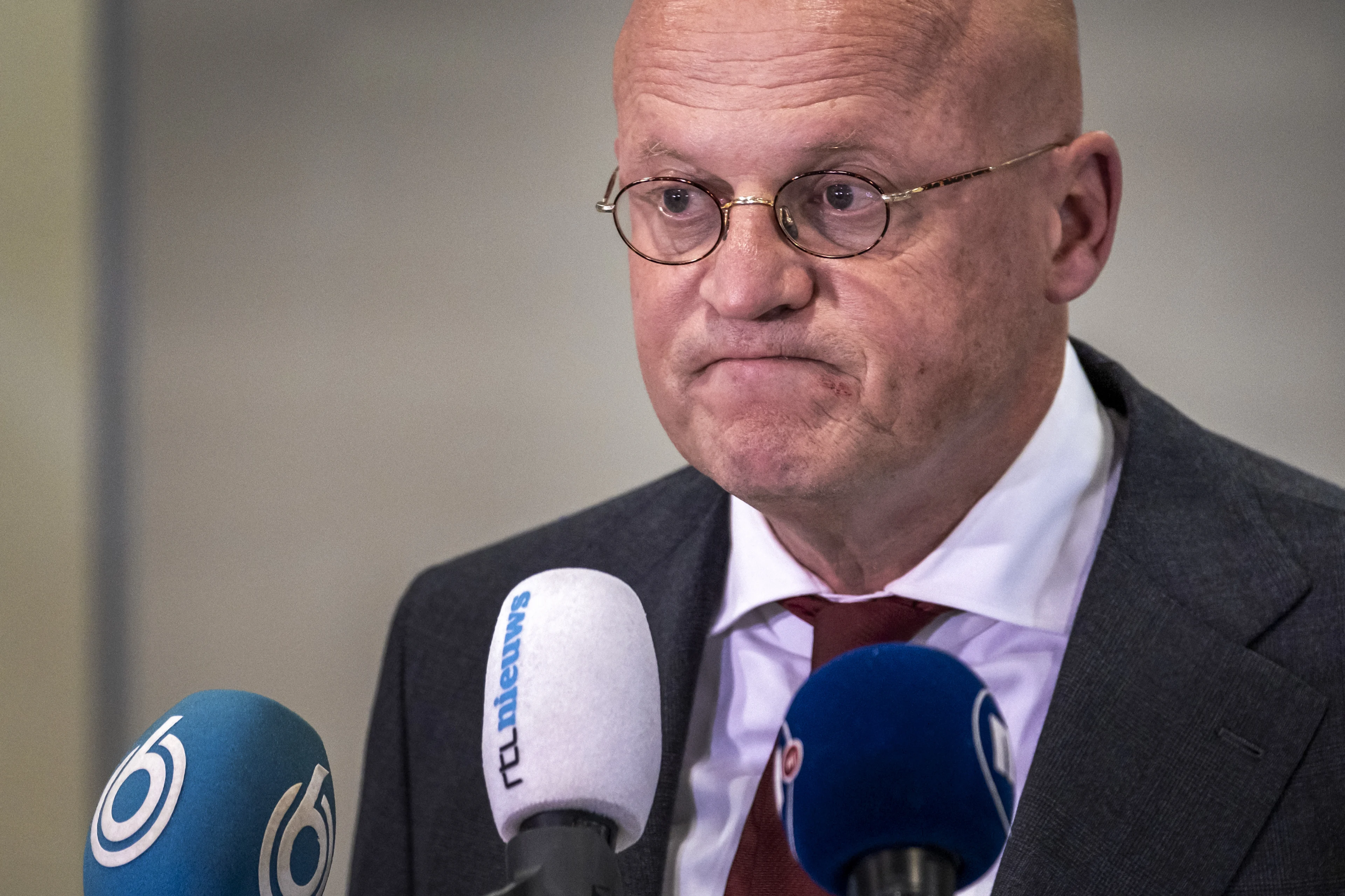 Tweede Kamer kritisch na nieuwe foto's waarop Grapperhaus zélf coronaregels overtreedt