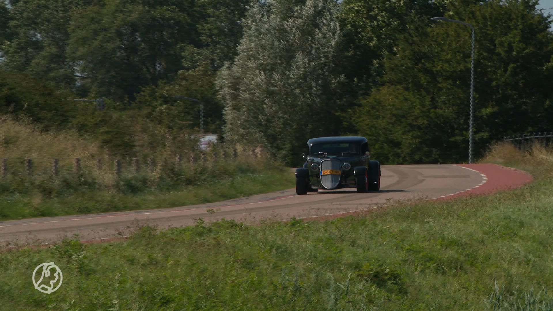Jasper bouwde zijn eigen, legale, elektrische auto (die eruitziet als een oldtimer)