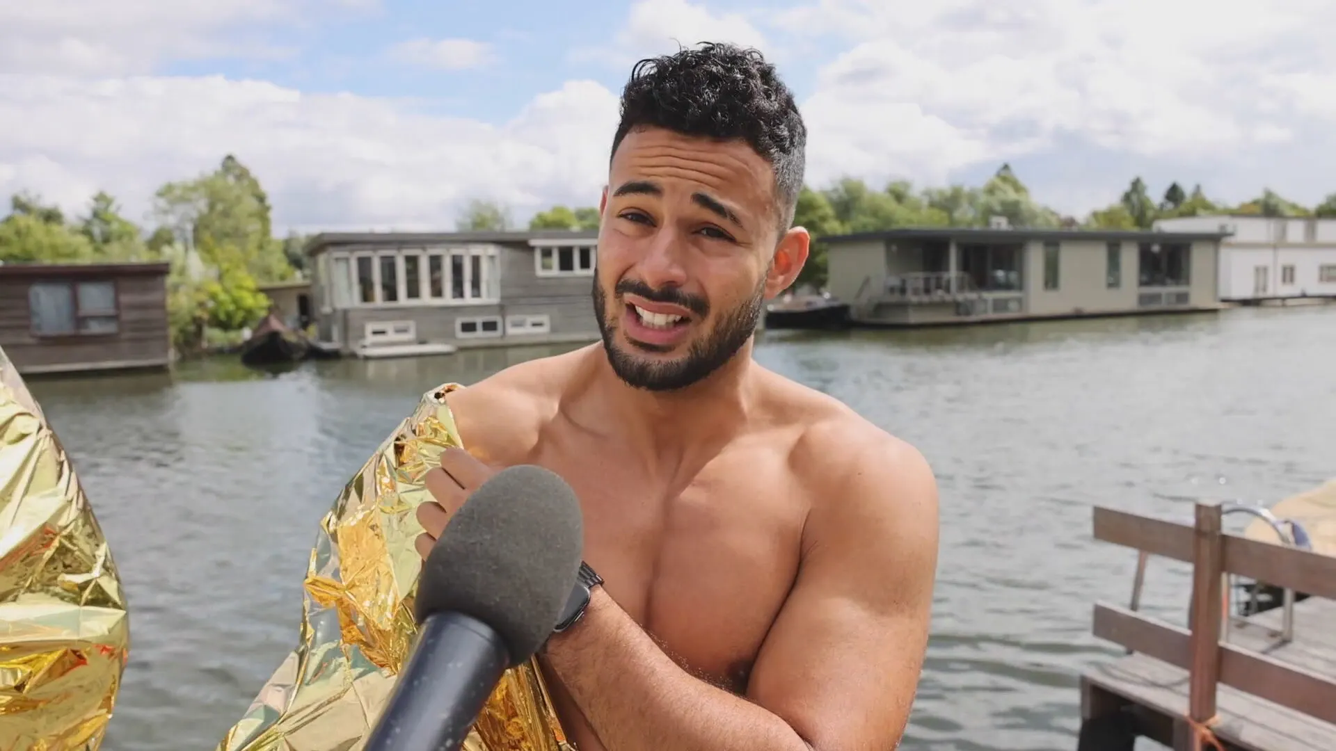 Helden redden oudere mensen uit zinkende auto: 'Moest heel hard huilen'