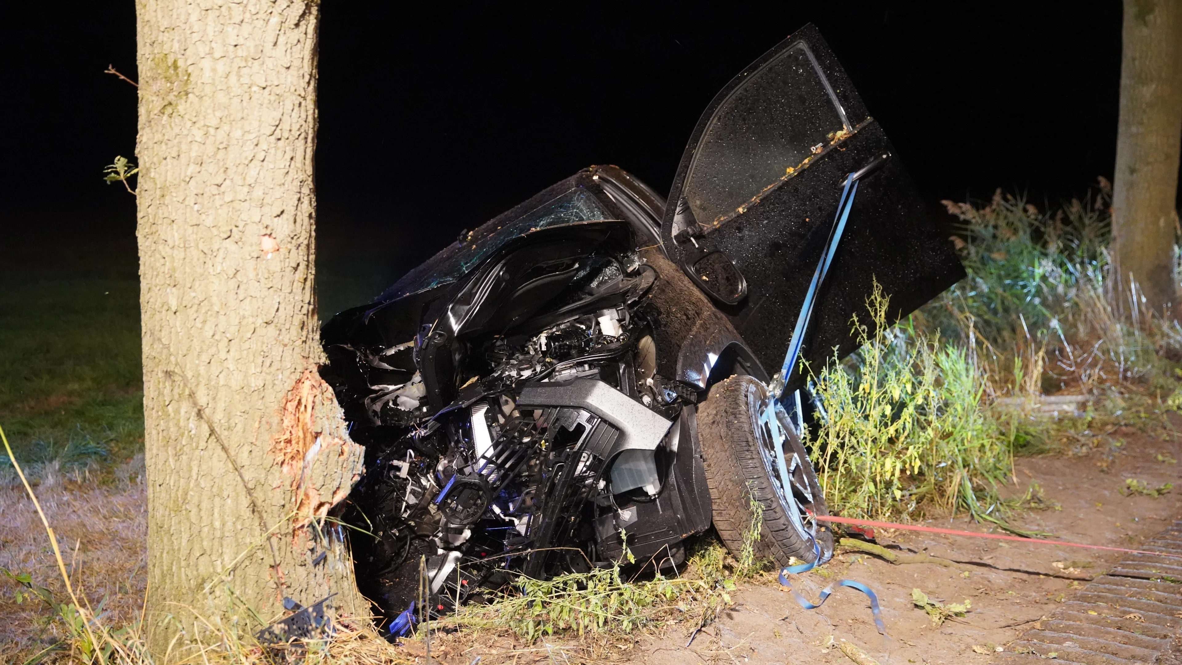 Automobilist raakt door gladheid van weg, knalt tegen boom en raakt zwaargewond