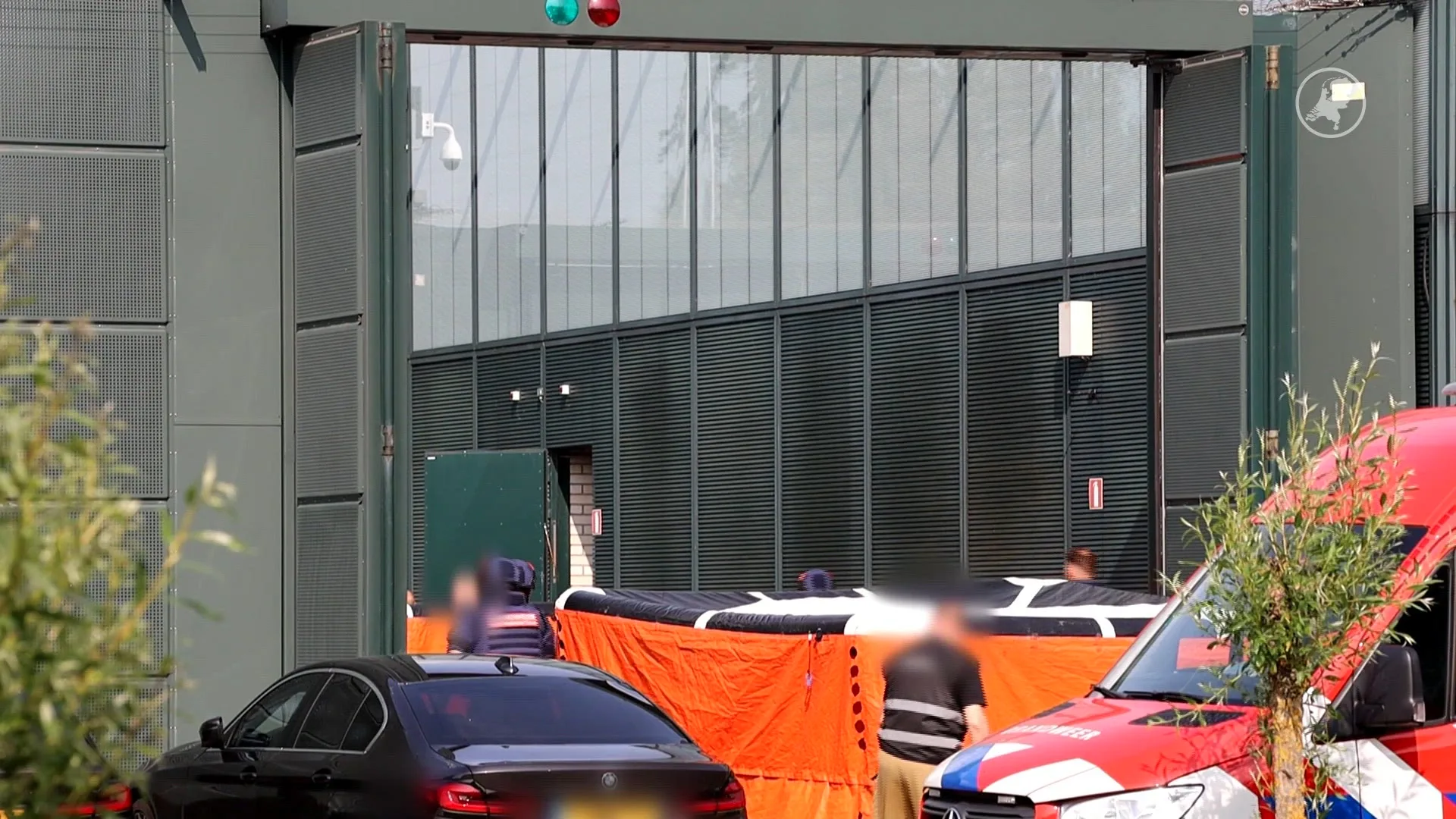 Gedetineerde staat op het van dak tbs-kliniek Oostvaarders in Almere