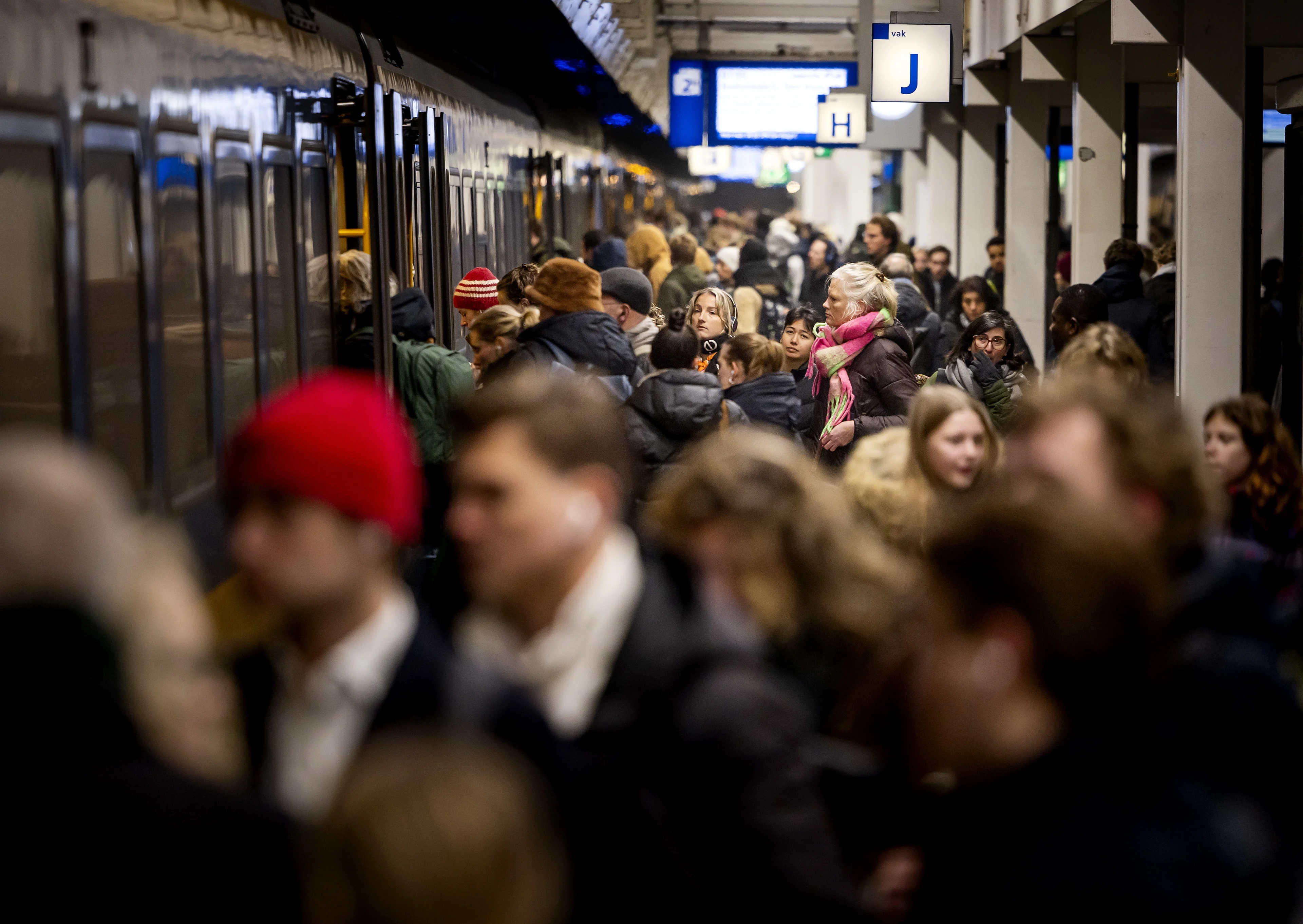Ook maandag tijdens ochtendspits mogelijk veel minder treinen in Randstad