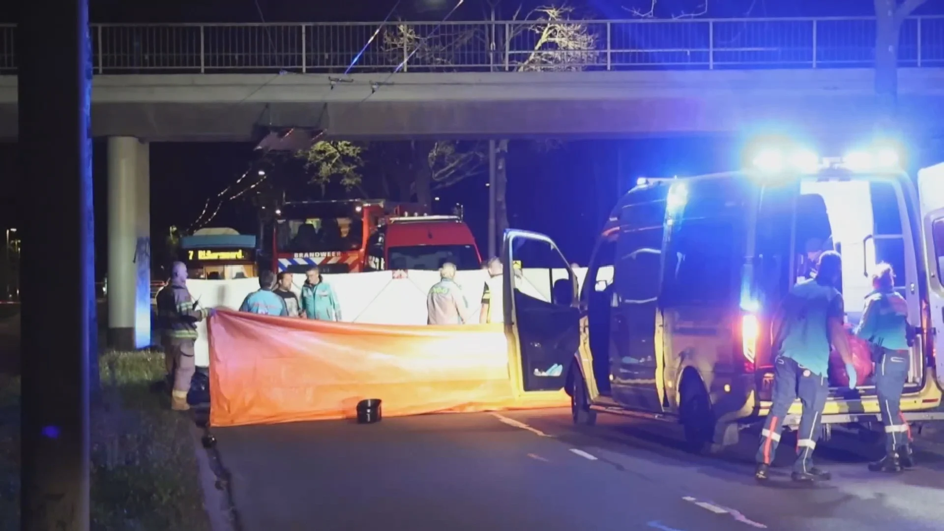 Dodelijk ongeluk: jonge scooterrijder (24) rijdt van talud af 