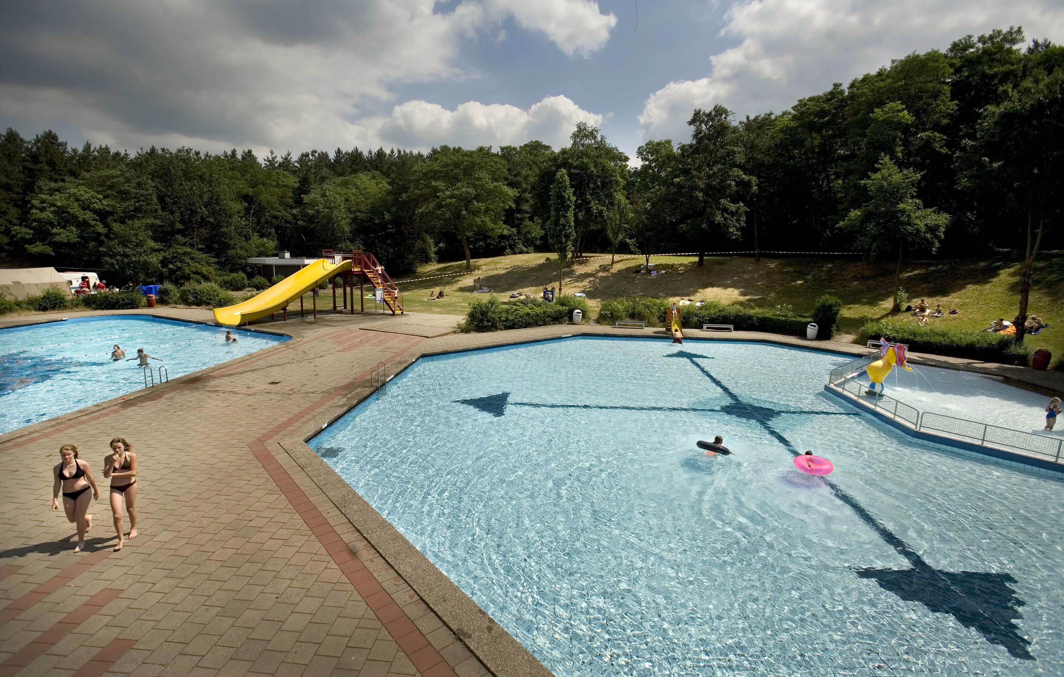 Bestuur zwembad Leersum: bezoeker met nazi-tattoos mag worden geweerd