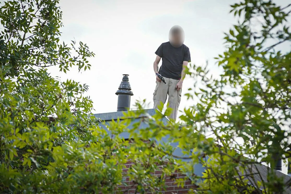 Gewapende man onder schot gehouden op dak in Huissen, twee gewonden