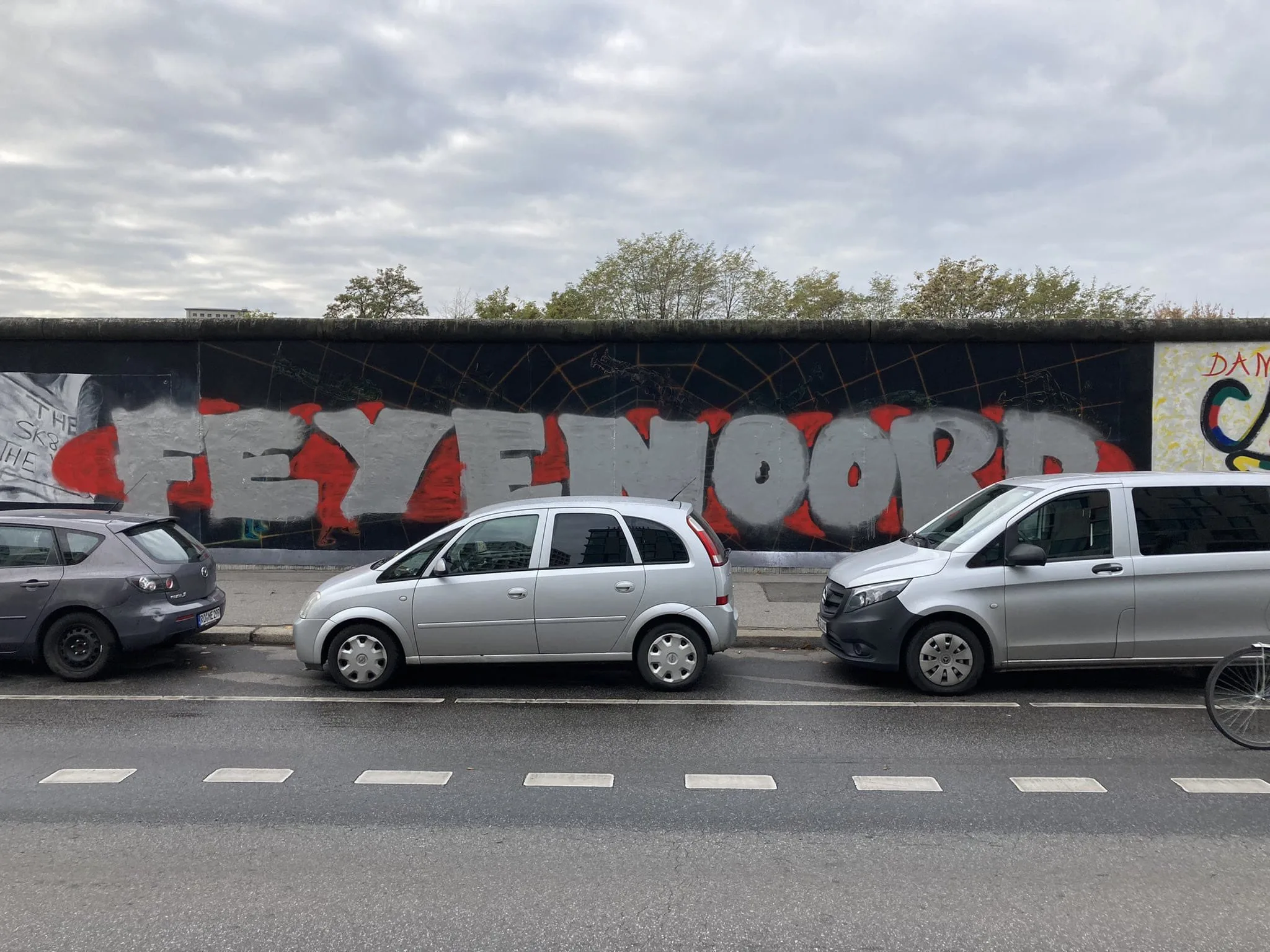 Gemaskerde Feyenoord-fans bekladden restant Berlijnse muur: 'Sie sind da'