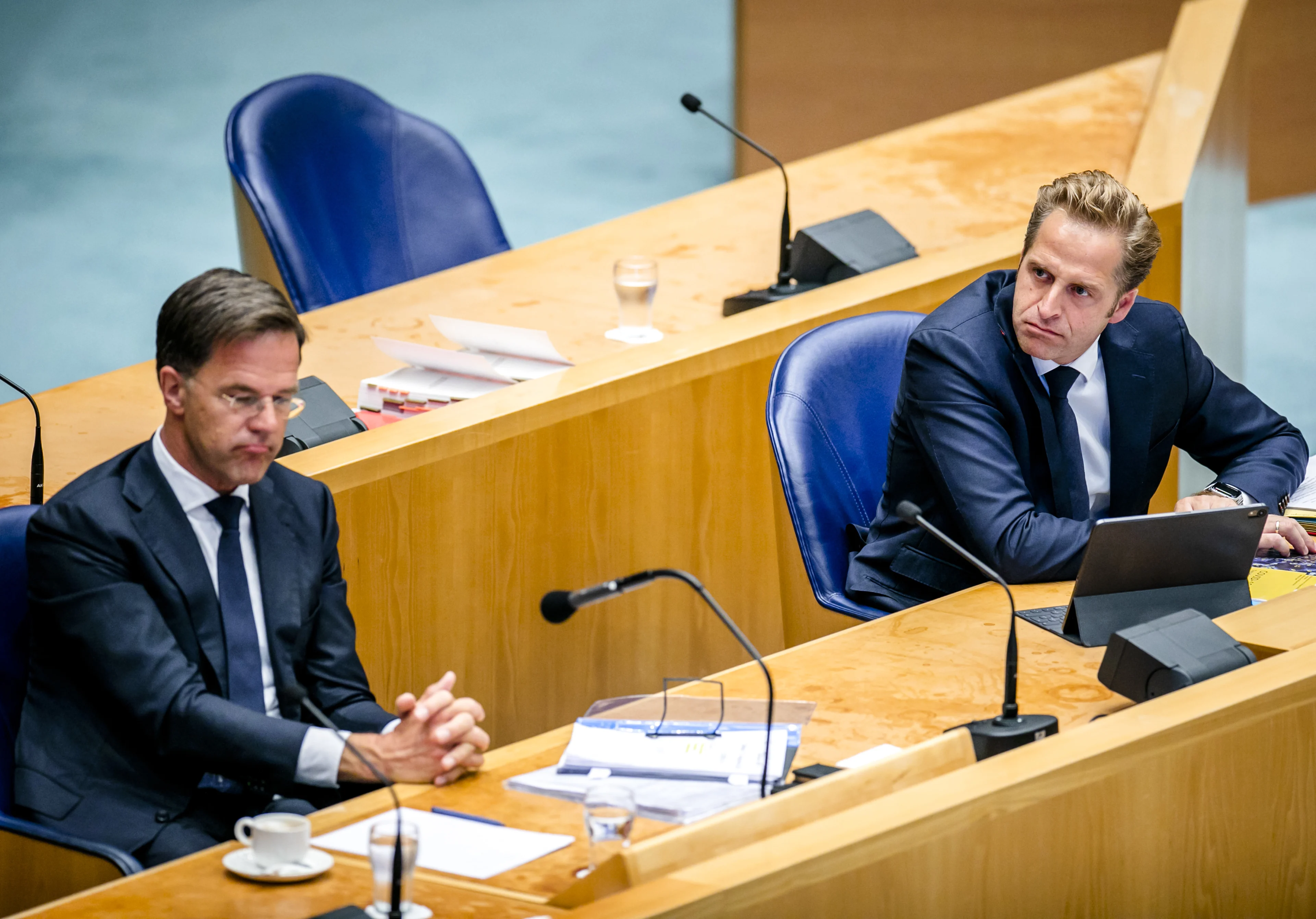 Forse kritiek op 'niet te handhaven' corona-aanpak minister De Jonge