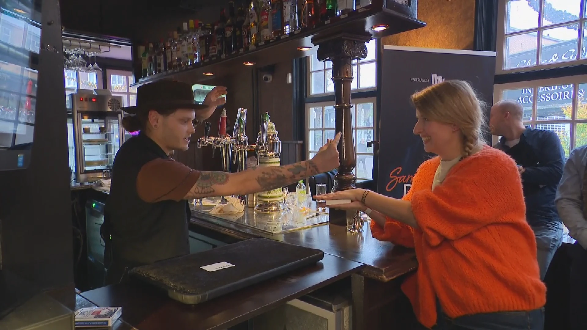 Hoe doet 'ie dat toch? NK Bargoochelen brengt magie terug in de kroeg