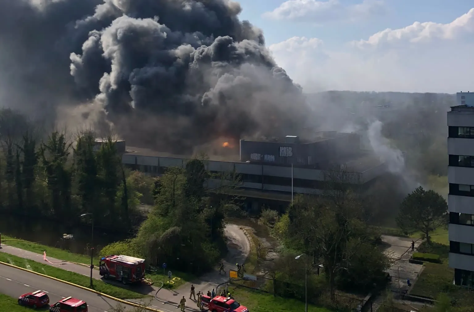 Flinke brand in pand Zoetermeer, brandweer redt twee personen van dak