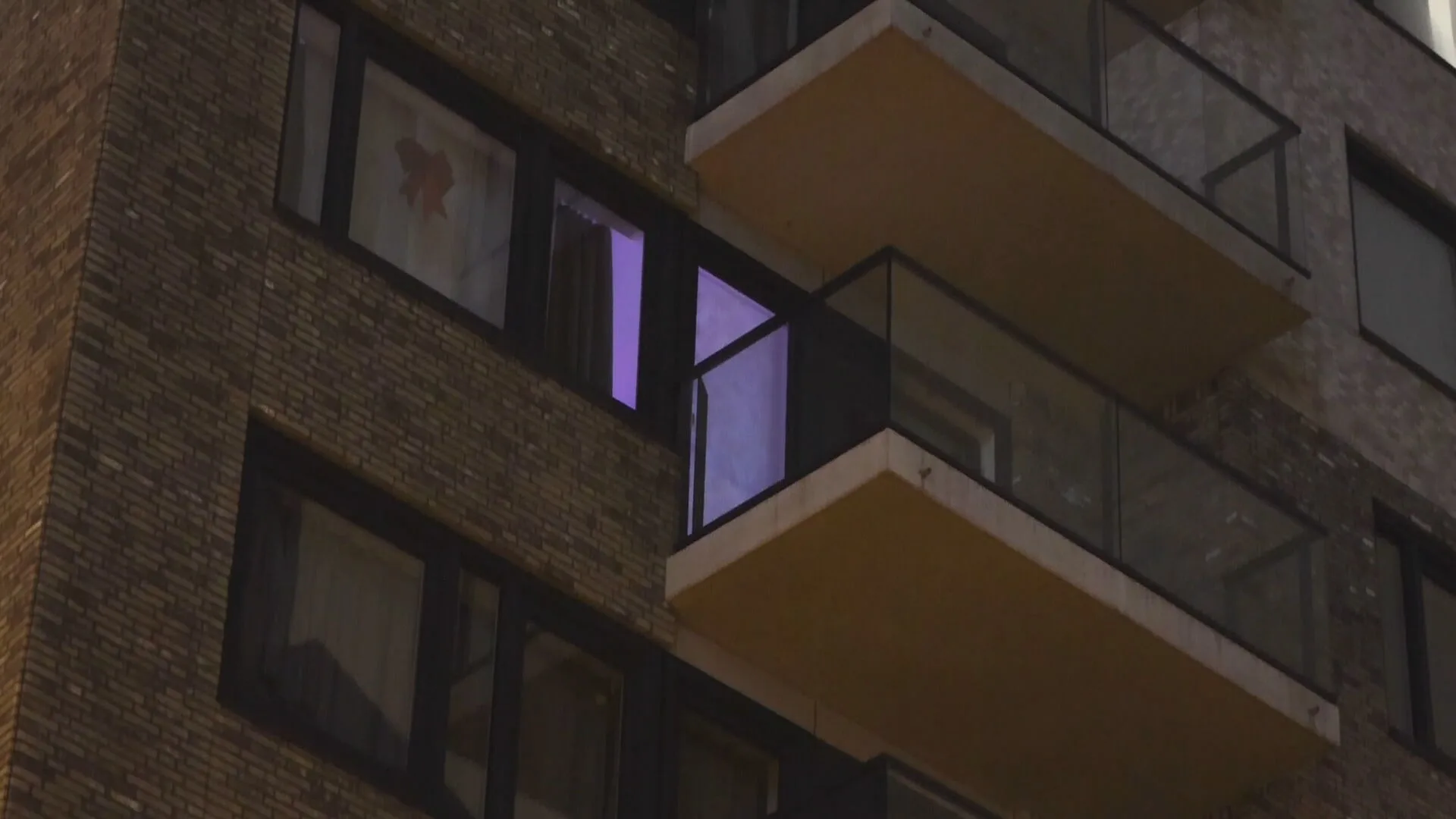 Illegaal coronafeest in Den Haag: gesnapte bezoekers gooien drugs over balkon en belagen politie