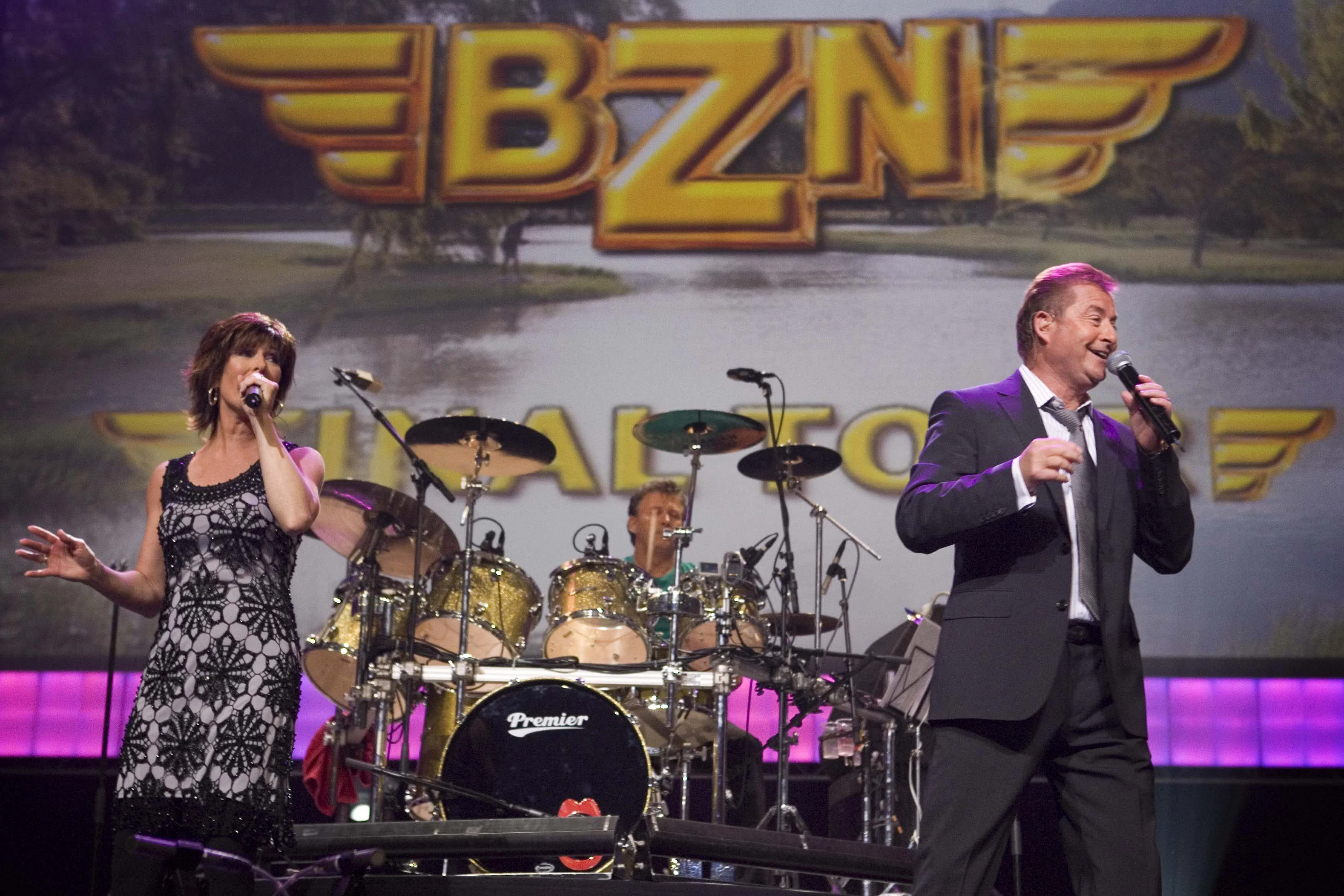 BZN verrast fans met onaangekondigd optreden in Volendam: 'Overmand door emotie'