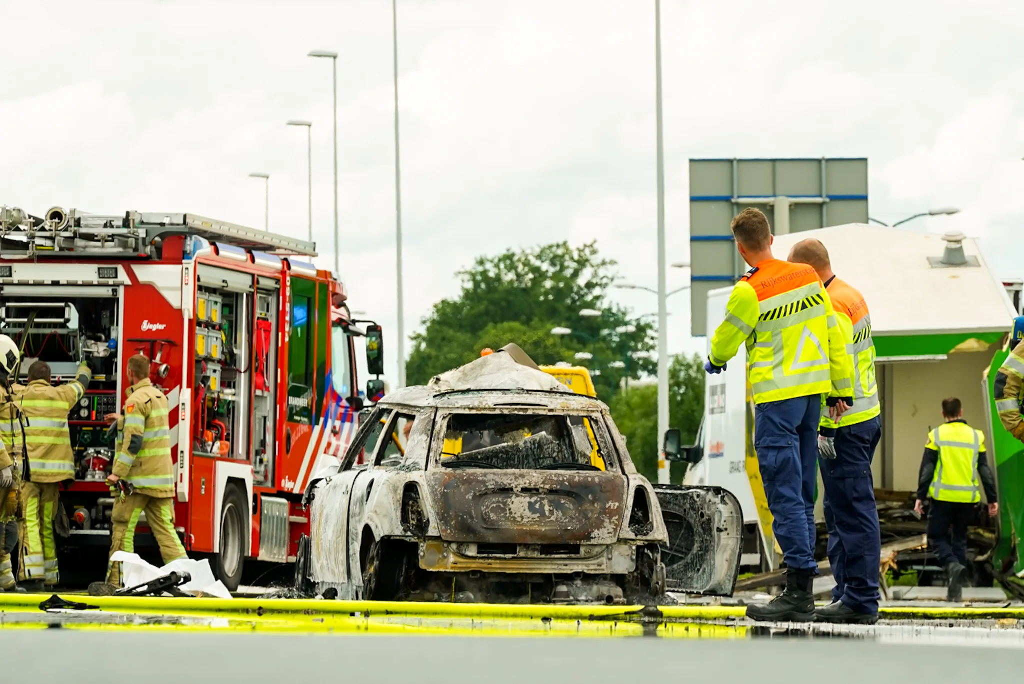 Alerte bestuurder trekt vrouw uit brandende auto op A12 bij Bunnik