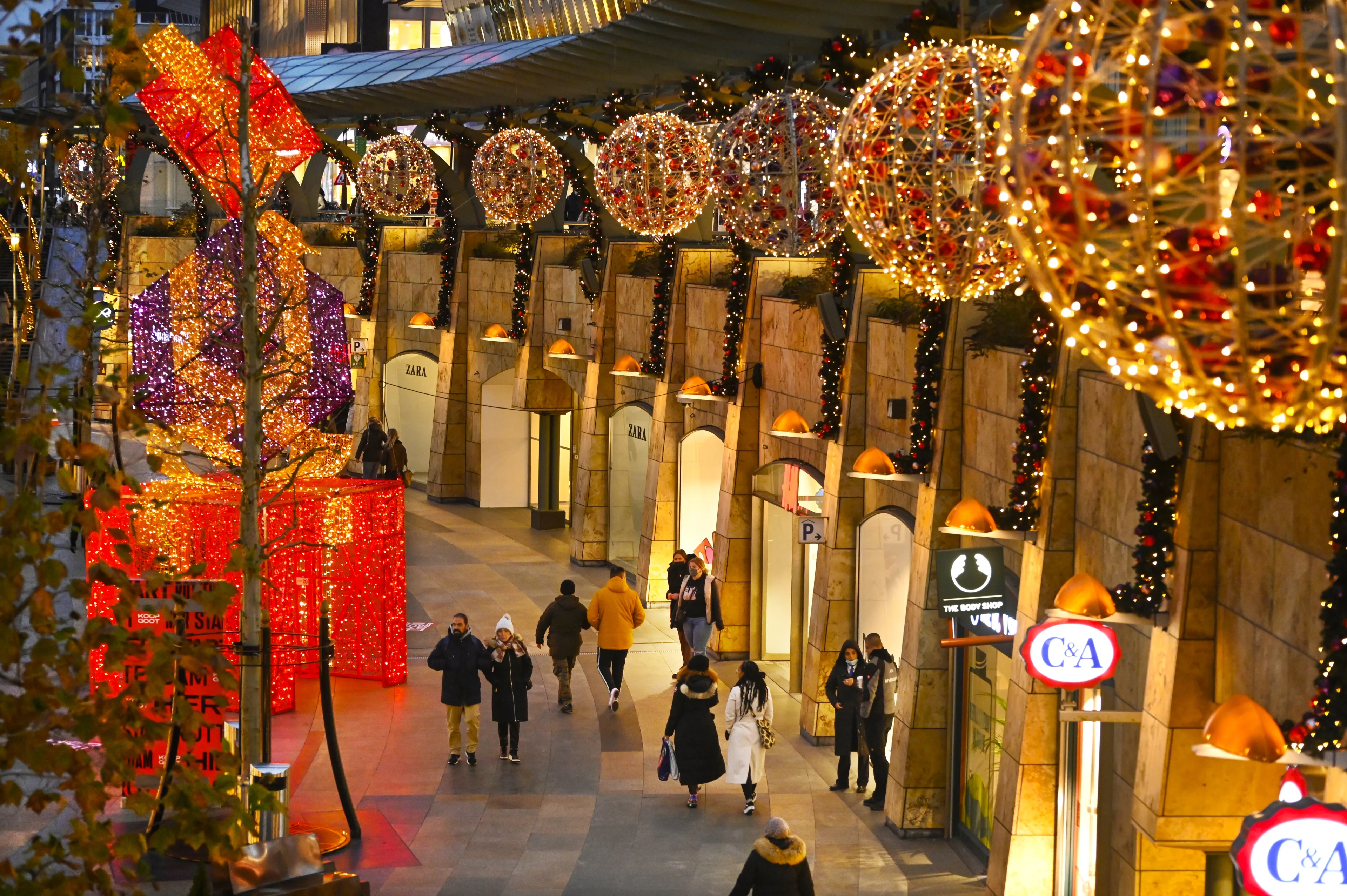 Winkelstraten worstelen met kerstverlichting, wacht ons een kleurloze winter?