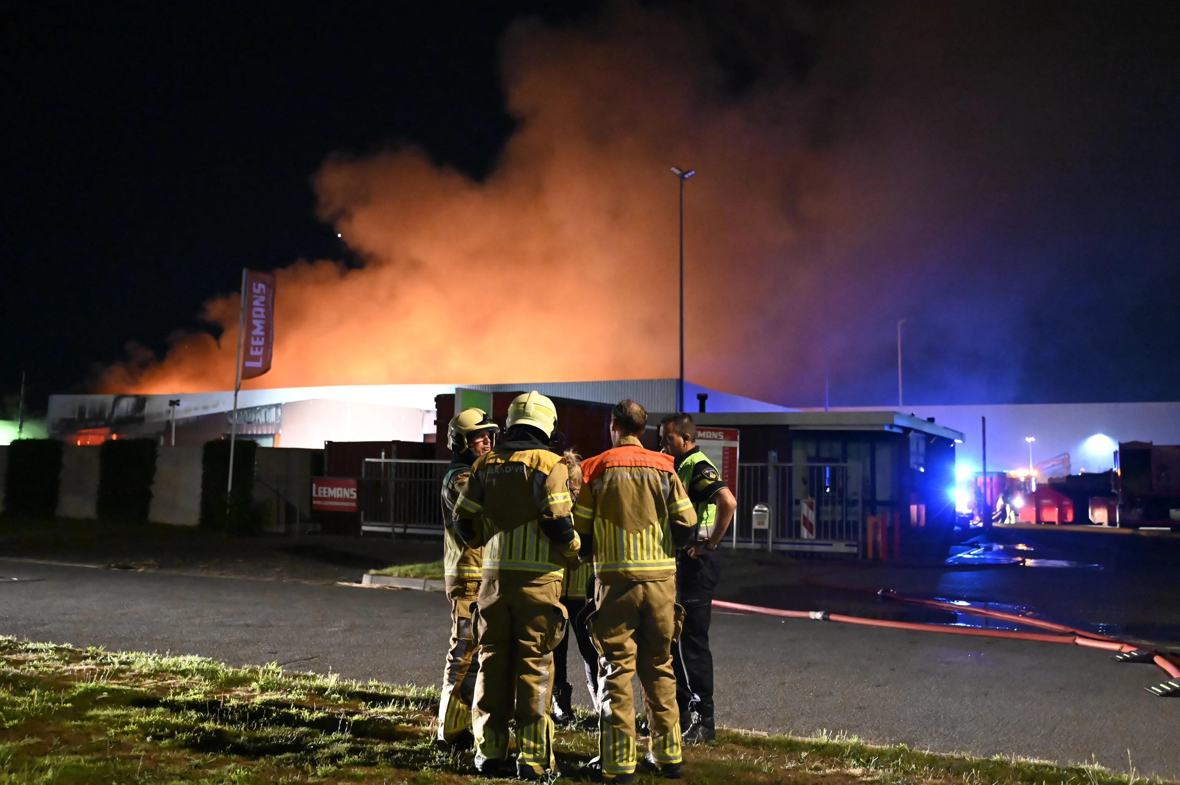 Zeer grote brand verwoest afvalbedrijf in Almelo