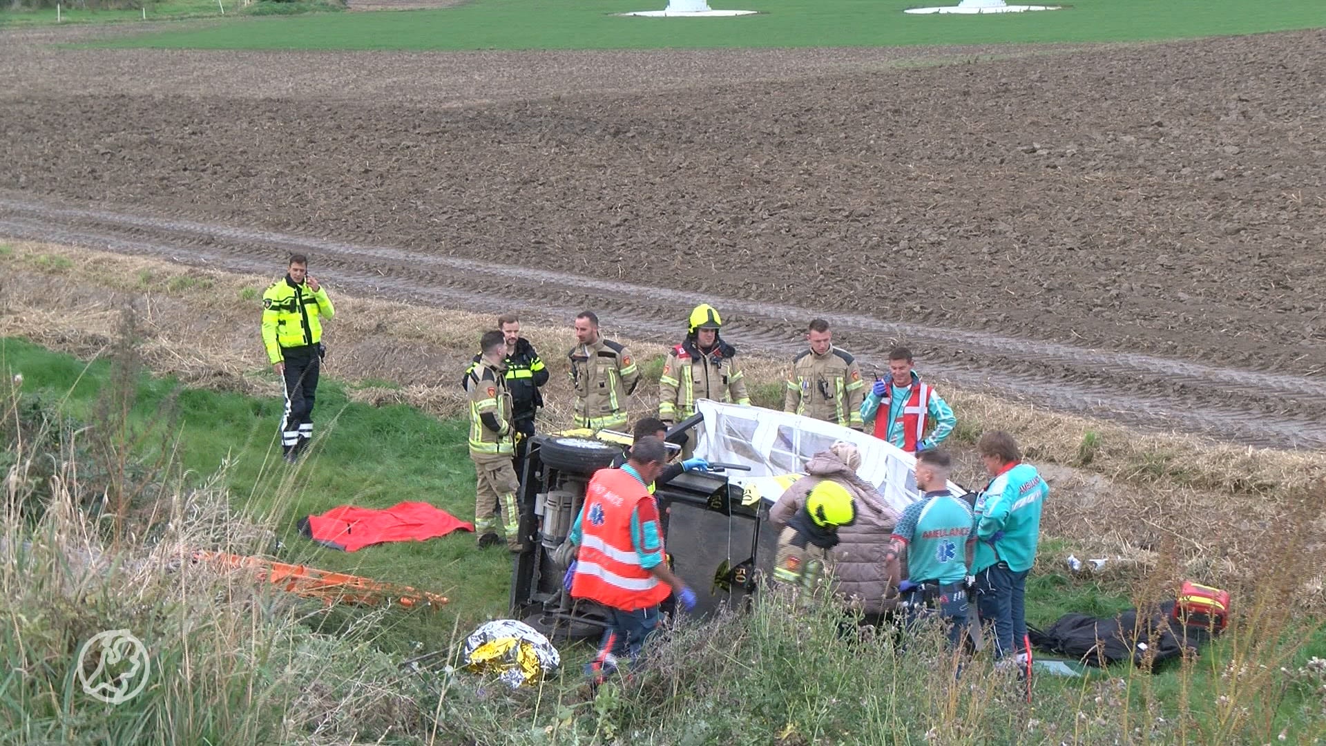 Tuktuk rolt van Zeeuwse dijk, vijf gewonden