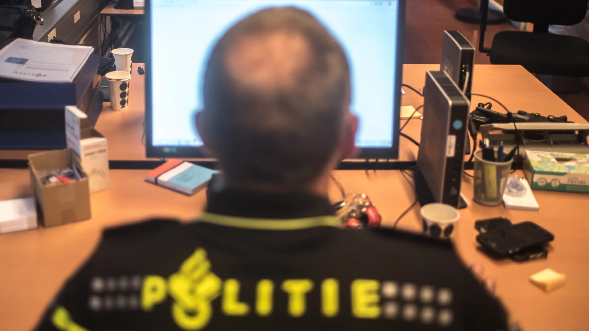 Man met vuurwapen maakt het Rotterdamse agenten wel erg gemakkelijk