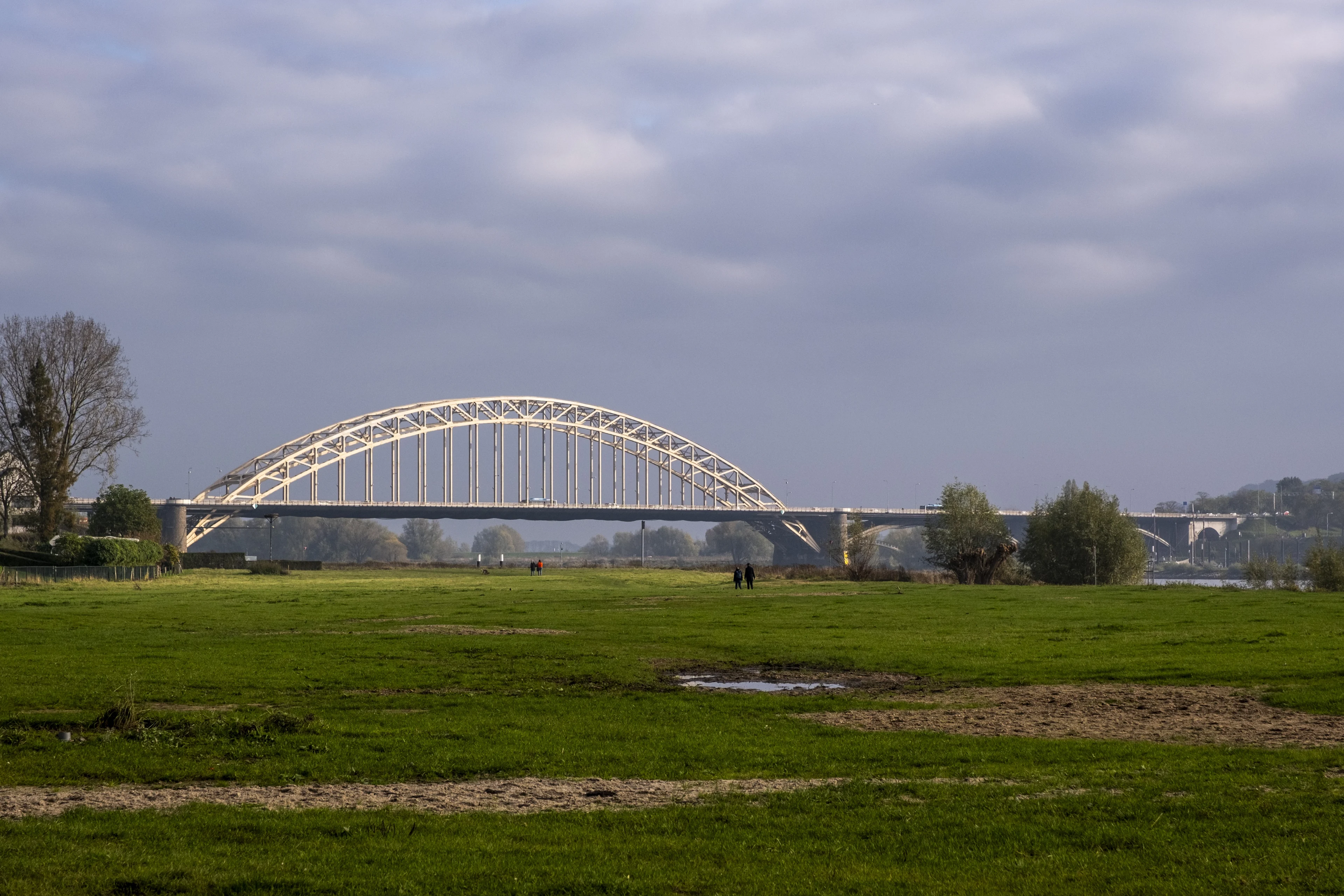 Vrouw op Waalbrug in Nijmegen geklommen, blijkt ‘uit de hand gelopen grap'