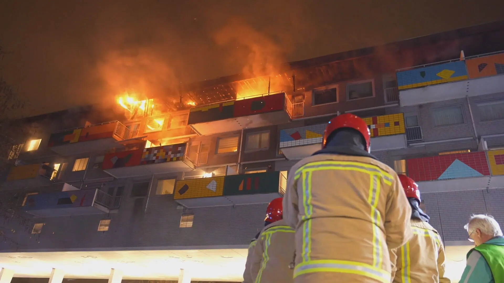 Zeer grote uitslaande brand in appartementencomplex Eindhoven, gebouw ontruimd