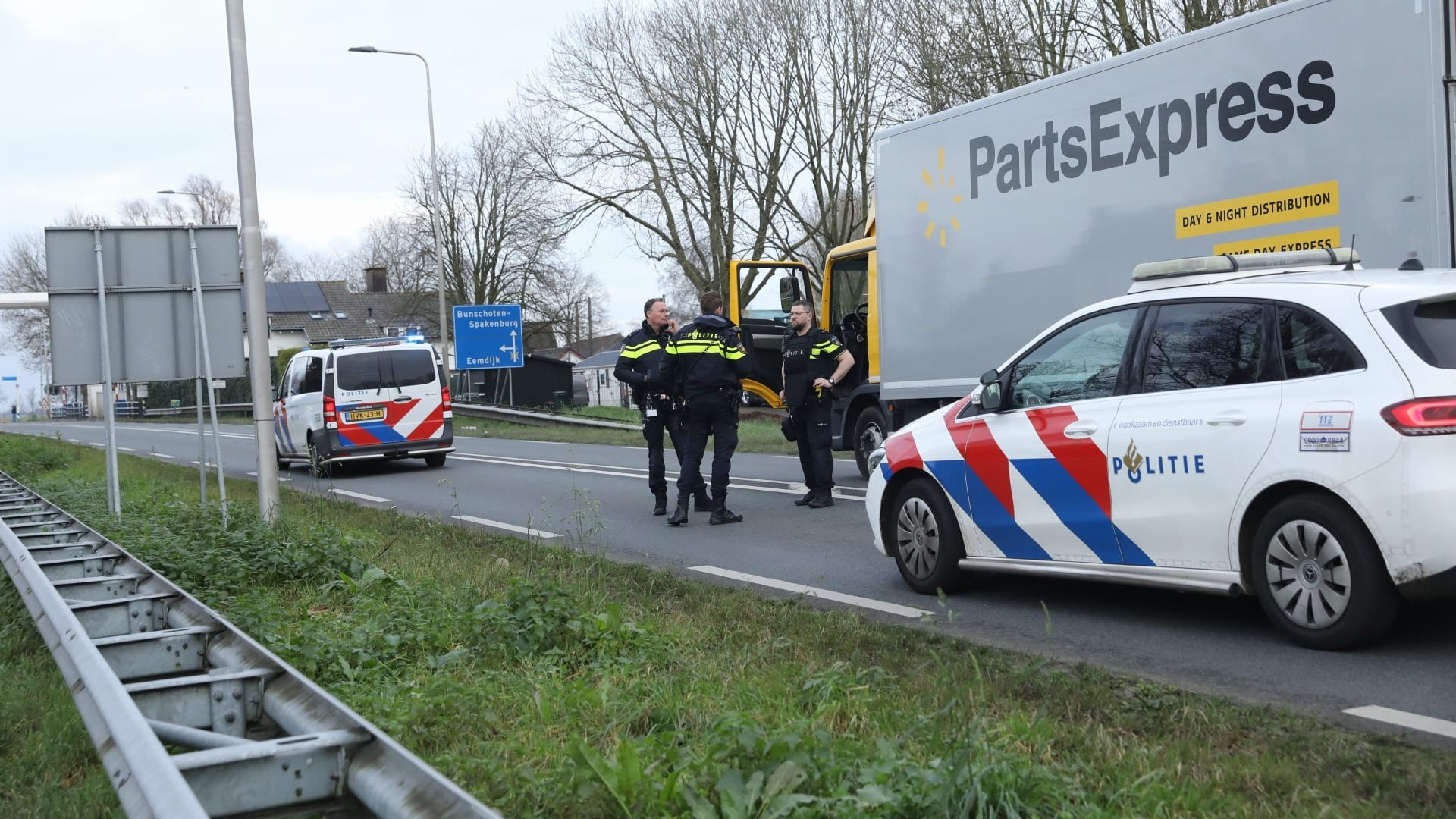 Overval op vrachtwagen bij A1 Muiden, inzittenden bedreigd met vuurwapen
