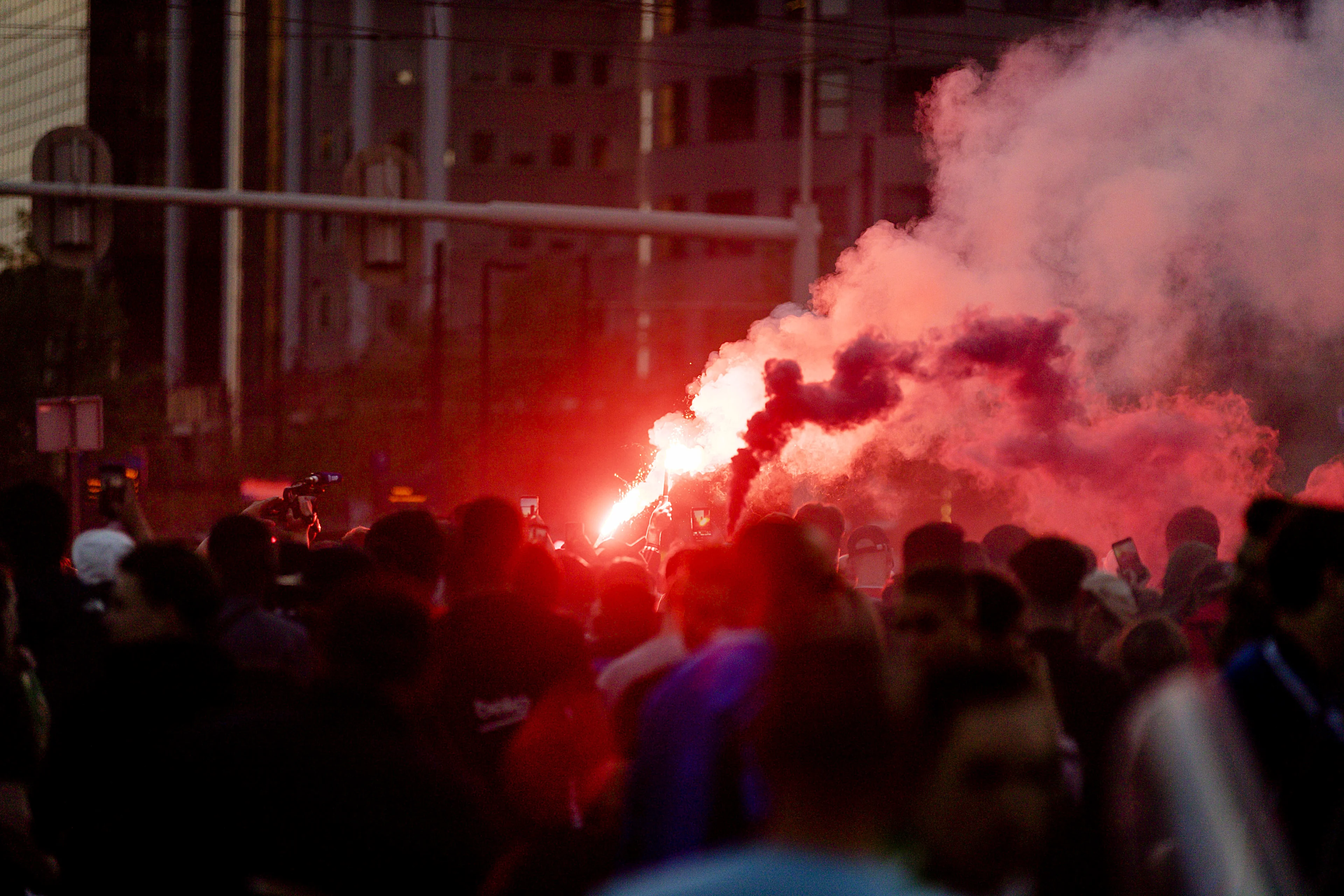 Feyenoord-supporter aangehouden in Praag om fakkel die vrouw verwondde