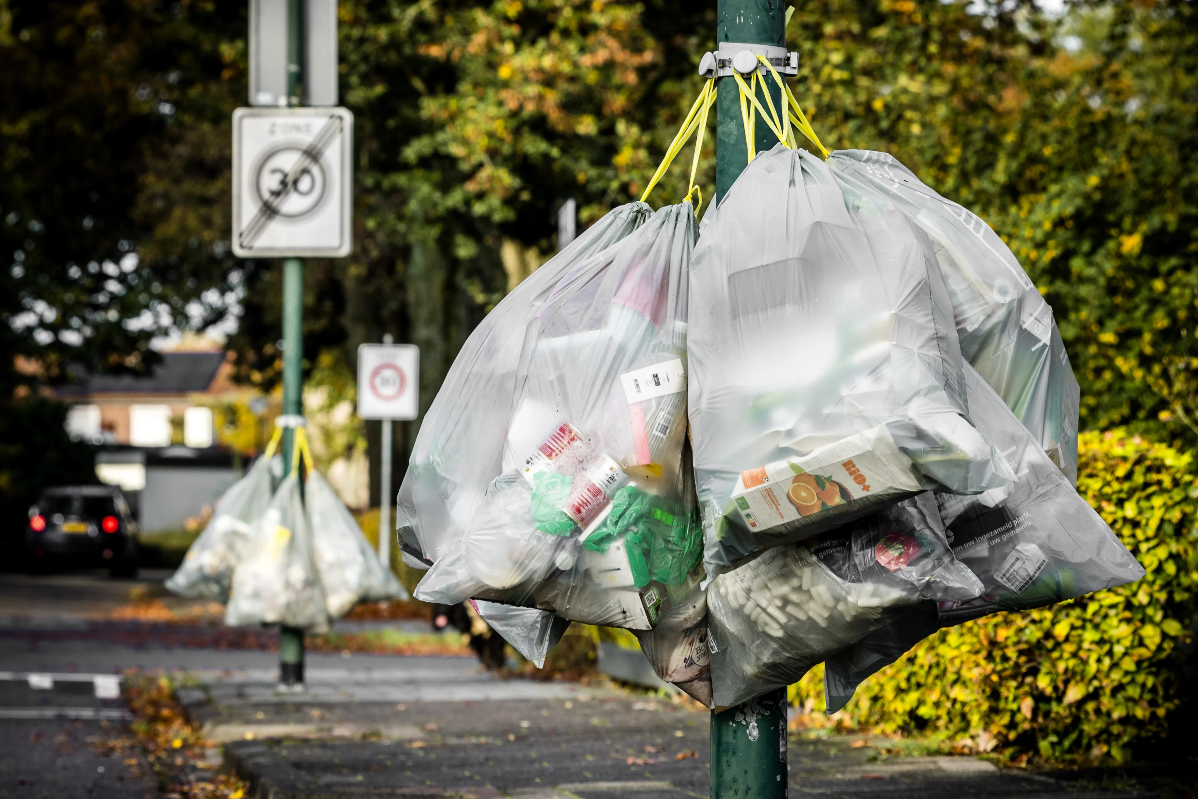 EU wil strengere verpakkingsregels: geen plastic zakjes voor saus en eigen mok voor koffie