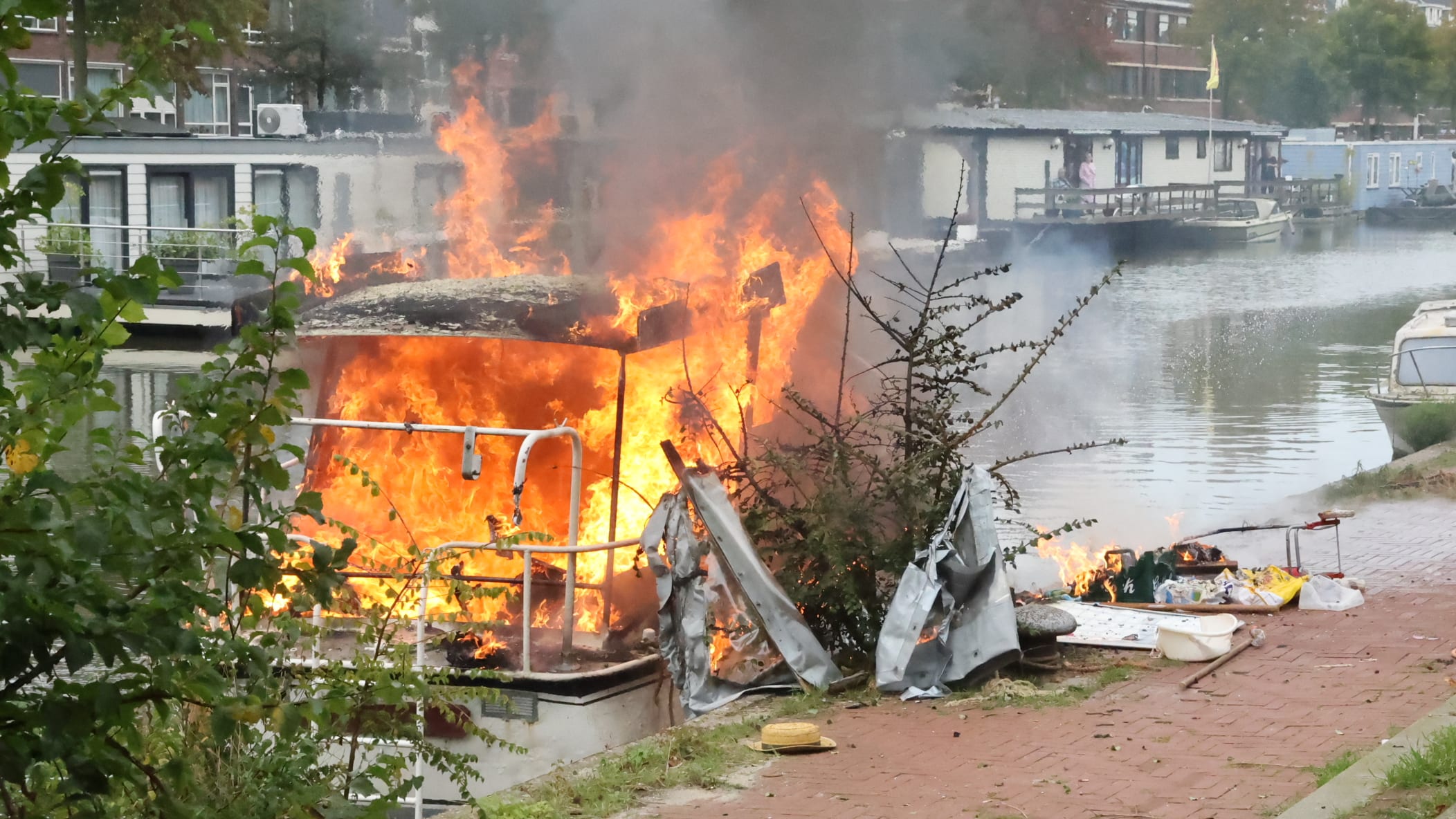 Explosie op boot in Den Haag, meerdere gewonden gered