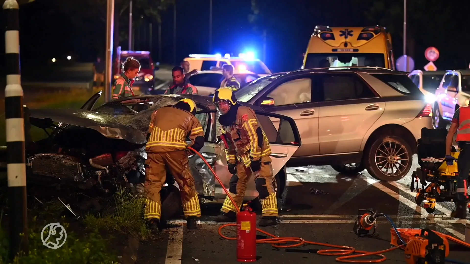 Eén inzittende zwaargewond, moeder en twee kinderen naar ziekenhuis na ongeval Woubrugge