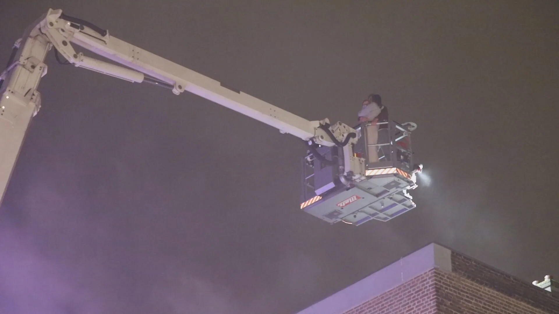 Gezin met klein kind in Den Haag van dak gered na uitbreken brand