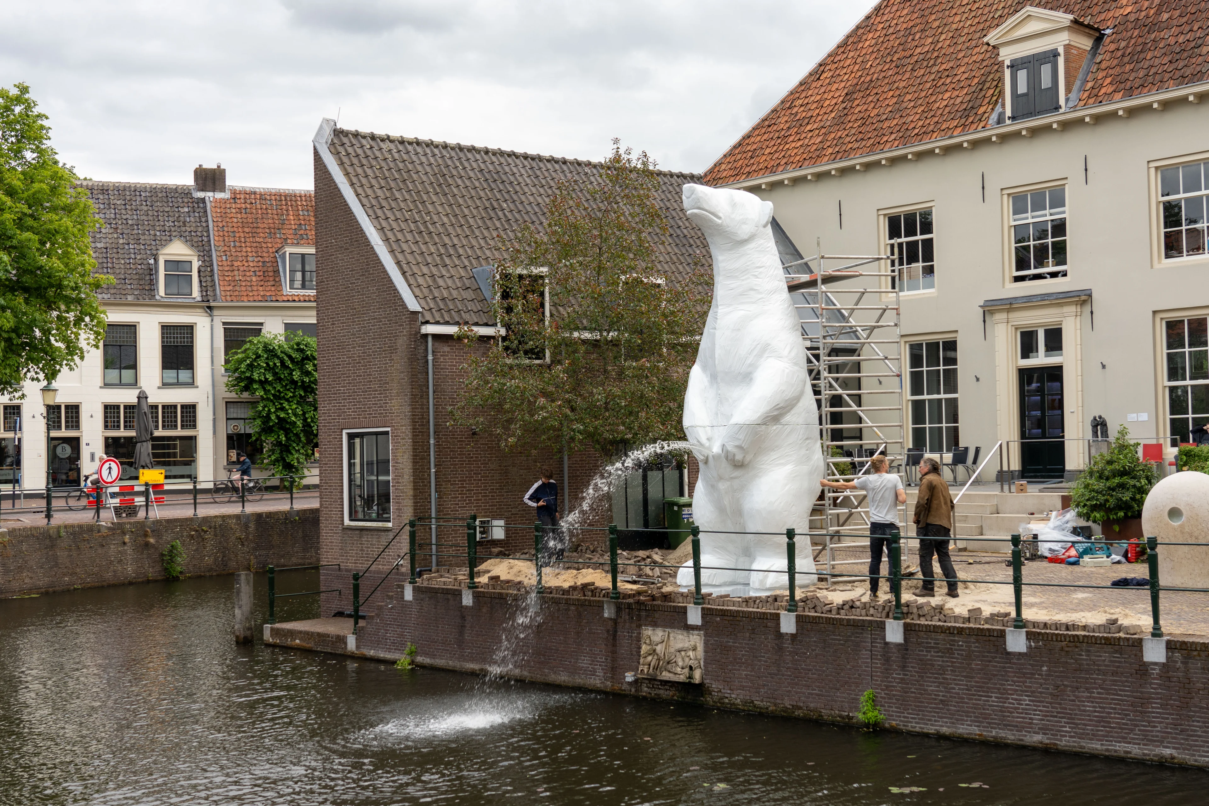 Geen slapeloze nachten meer nu pissende ijsbeer Amersfoort plas op moet houden