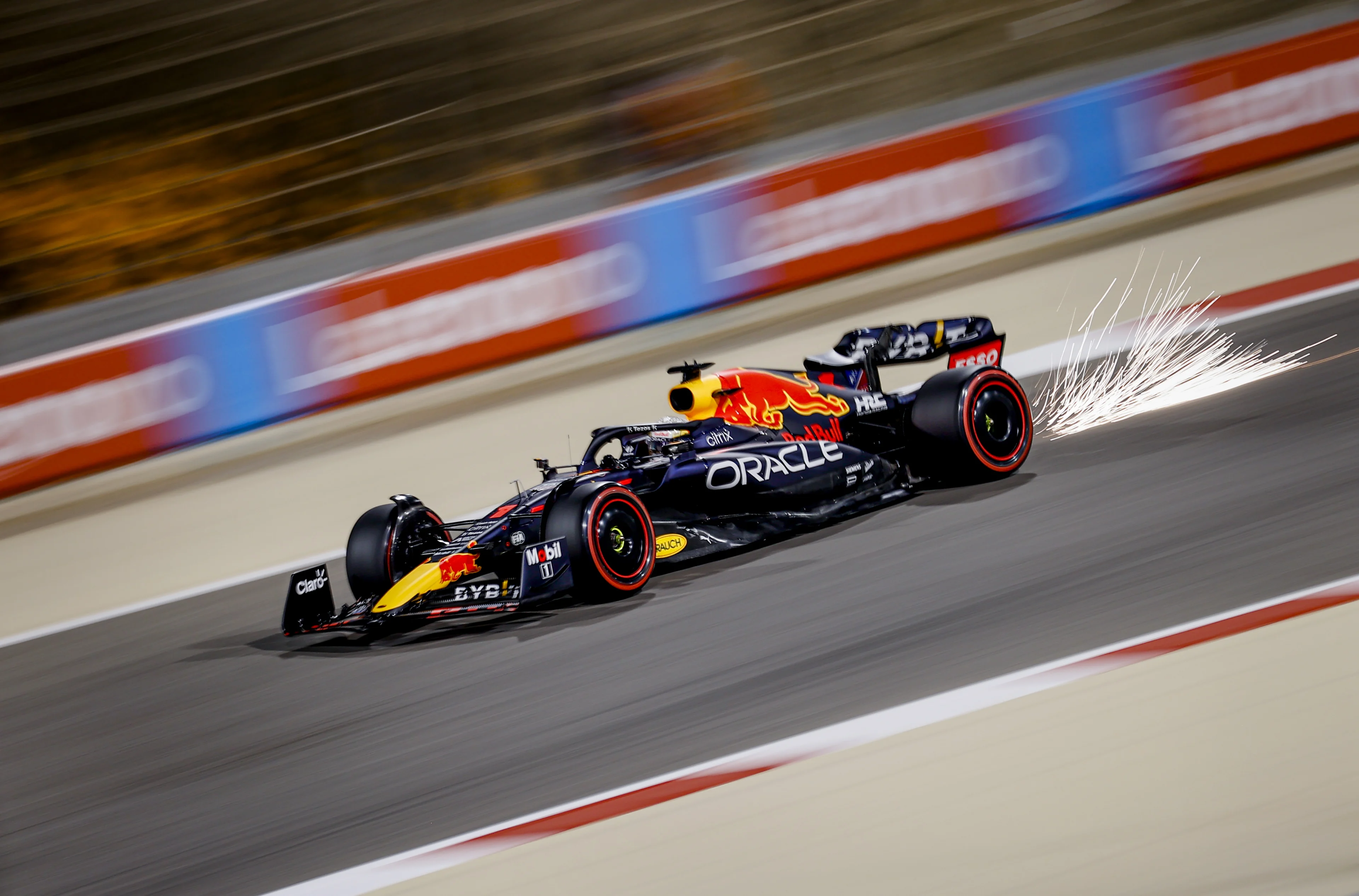 Verstappen grijpt naast pole, maar deelt wel klap uit aan Hamilton bij opening F1-seizoen