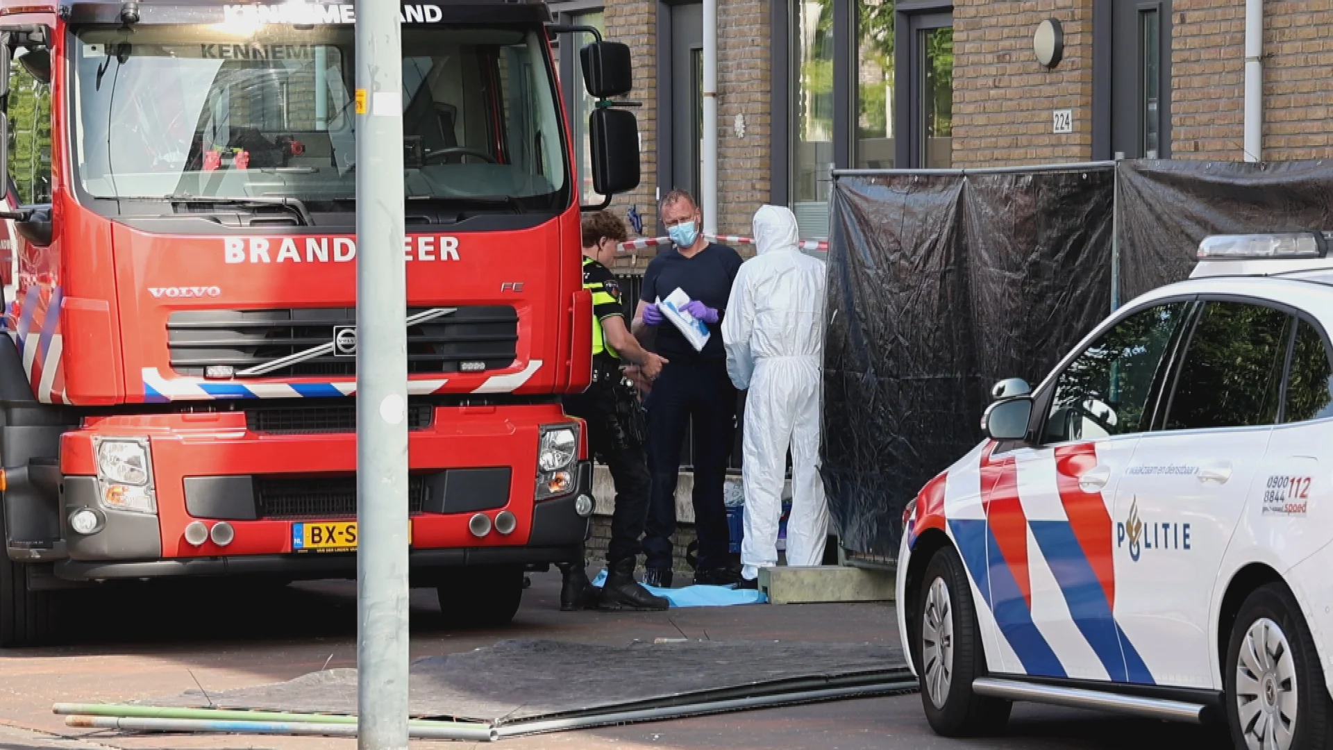 Twee doden bij steekincident in woning Hoofddorp, twee agenten gewond