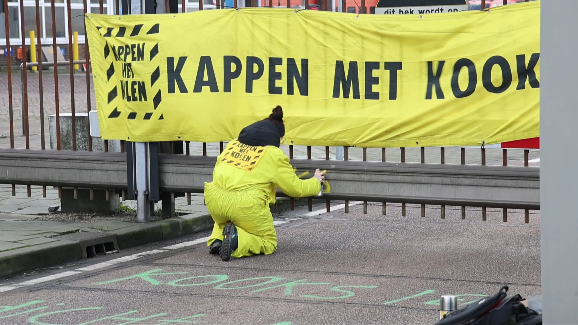 Klimaatactivisten demonstreren bij Tata Steel: 'Fabrieken zwaar verouderd'