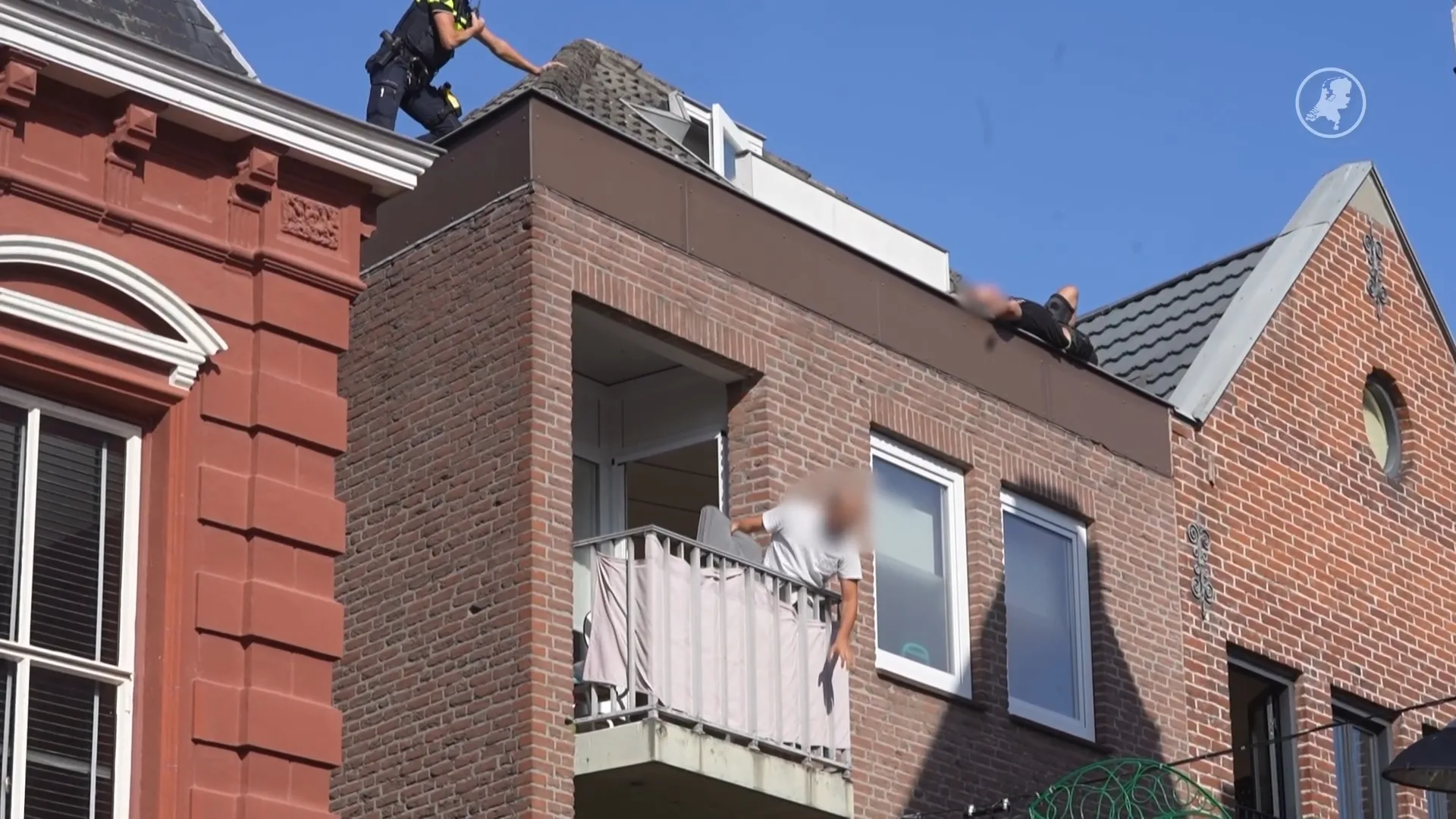 Man doet levensgevaarlijk dutje op dakrand in Weert