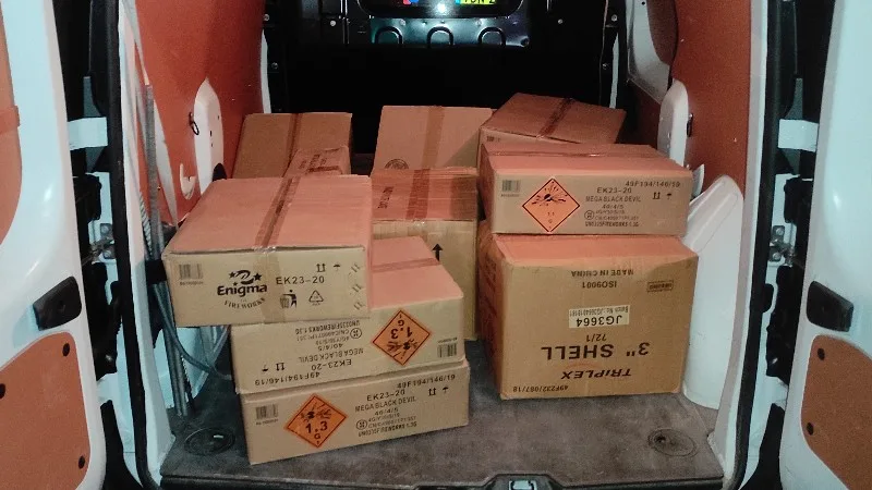 Jongeren in bestelbus vol illegaal vuurwerk rijden tegen de lamp