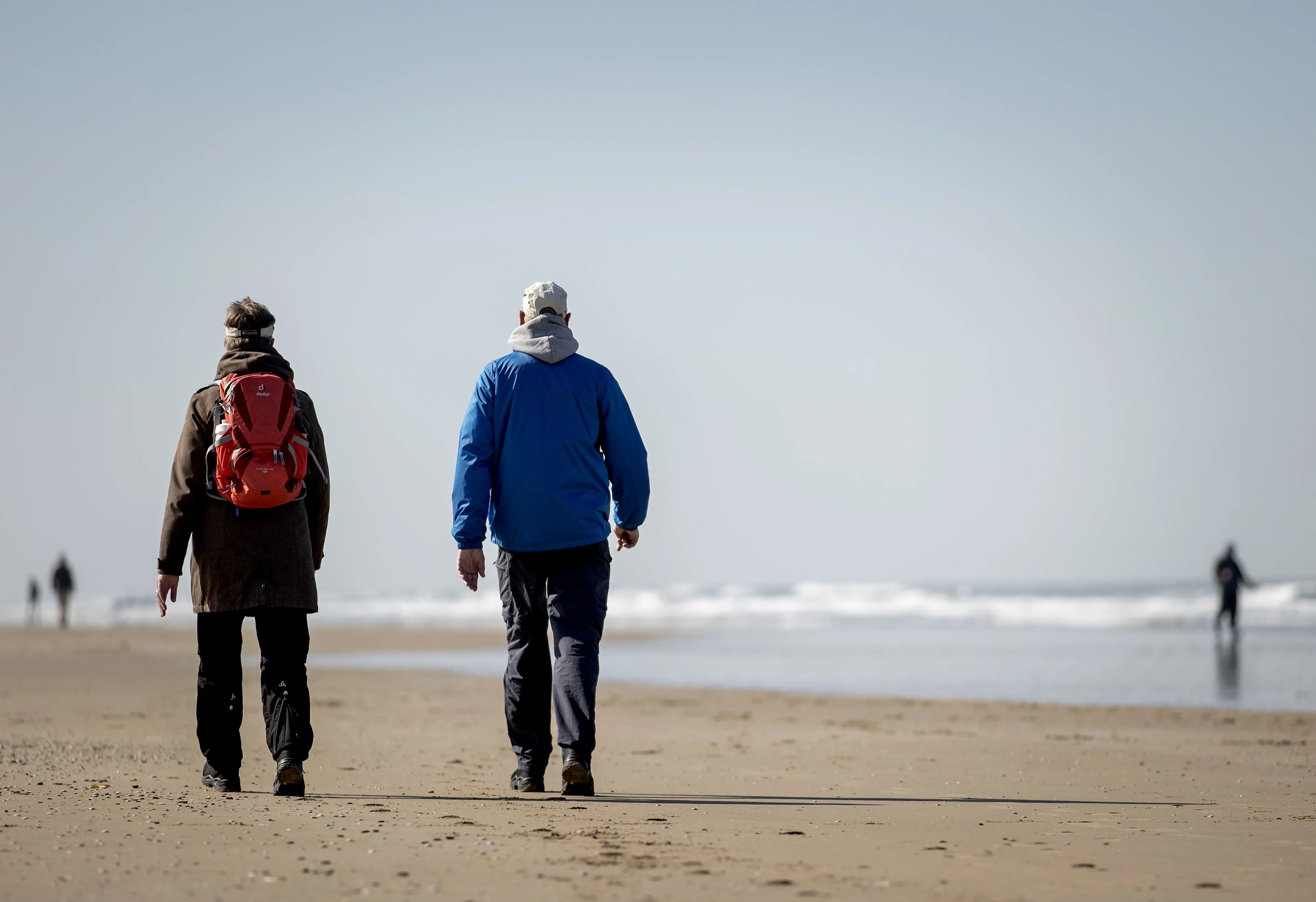 Opnieuw druk bij strand Hoek van Holland, parkeerplaatsen afgesloten