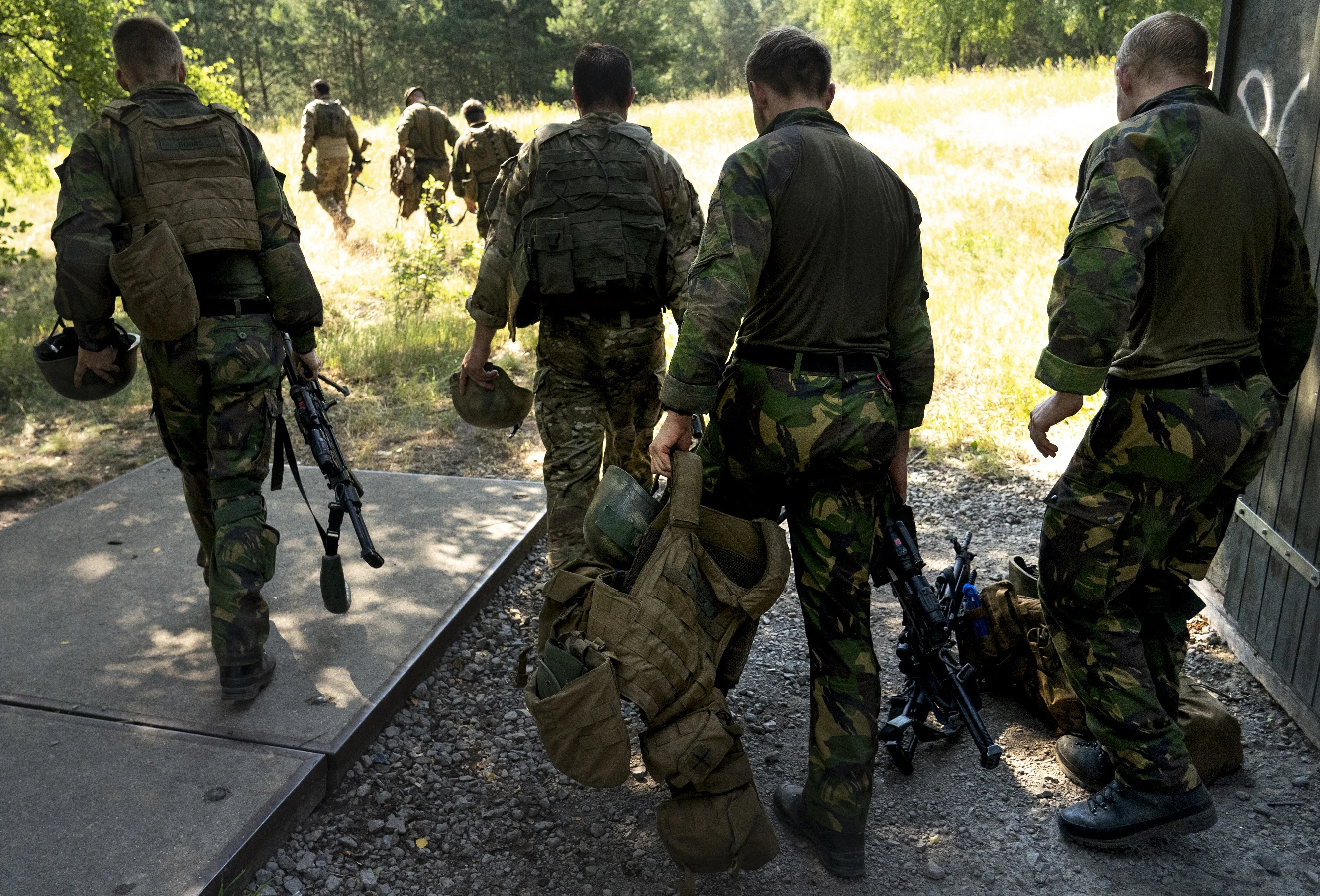 Nieuwe militairen moeten lang wachten op vervolgopleiding en vertrekken weer