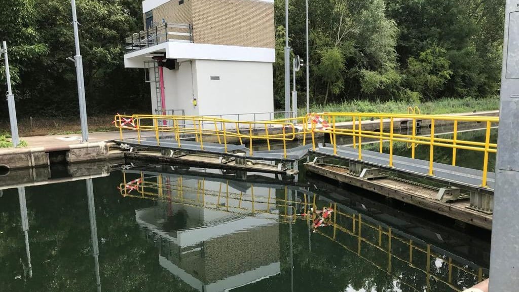 Schip botst tegen sluis Roermond