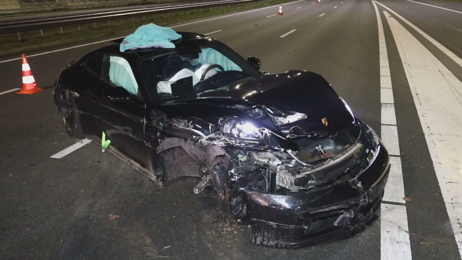 Porsche van ruim twee ton crasht op A9: meerdere inzittenden gewond