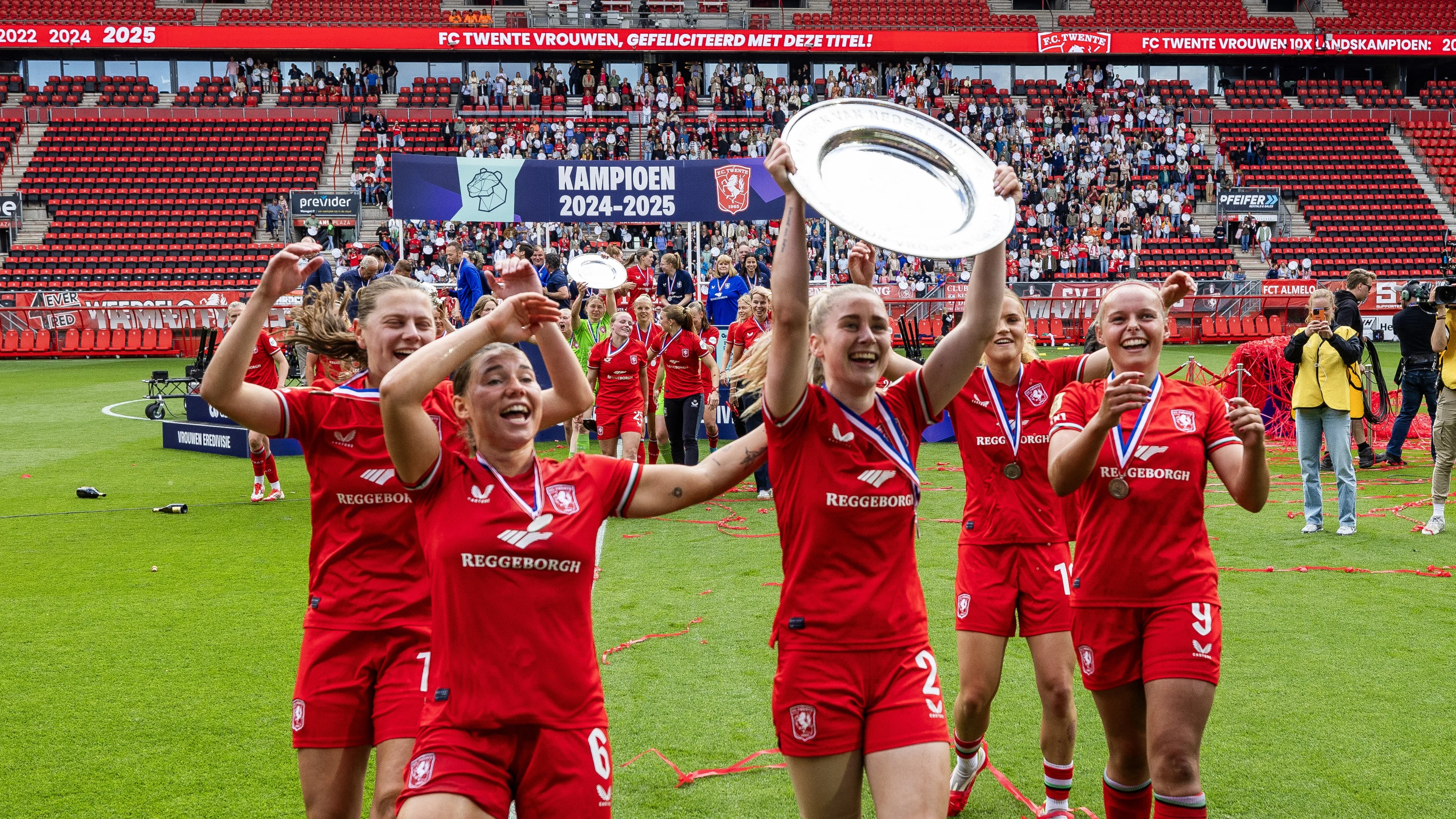 Voetbalsters FC Twente landskampioen na bloedstollende zege op AZ (3-2)