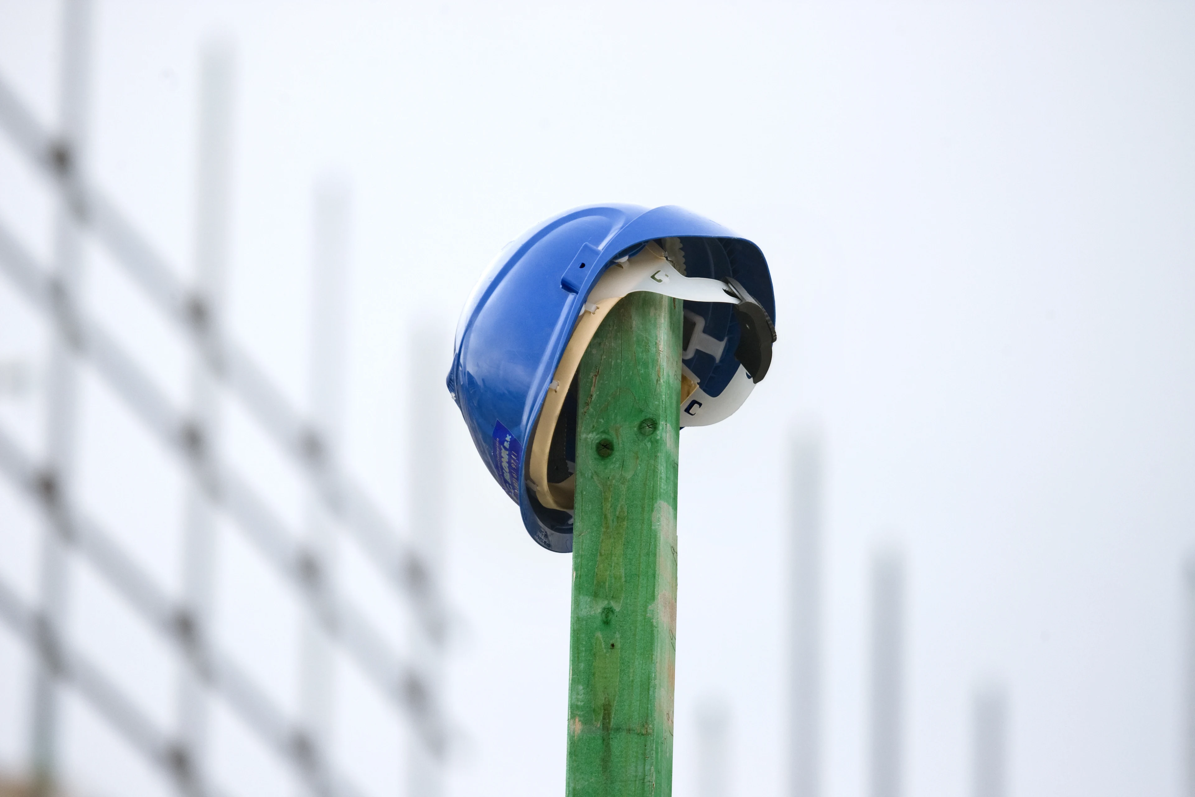 Bouwvakker onder puin na instorten muur tijdens renovatie in Amsterdam