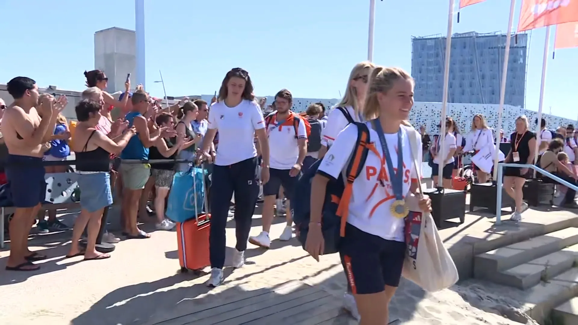 Olympische sporters onthaald in snikheet Scheveningen