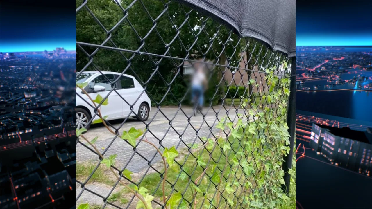 Man trekt zich af terwijl hij kijkt naar spelend meisje (4) in Nuenen