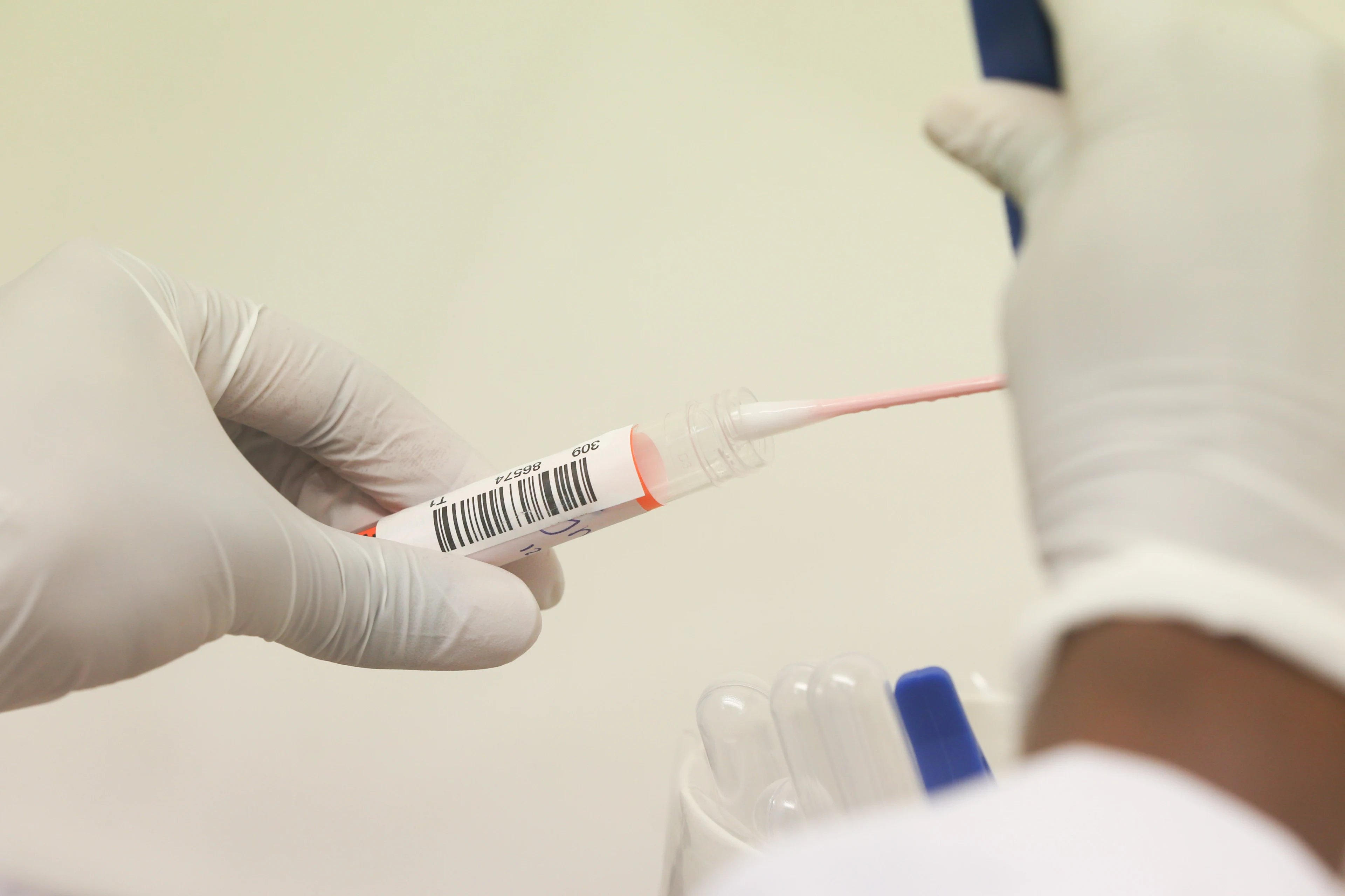 Nederland kan iedere dag duizenden extra coronatests uitvoeren, maar doet dat niet